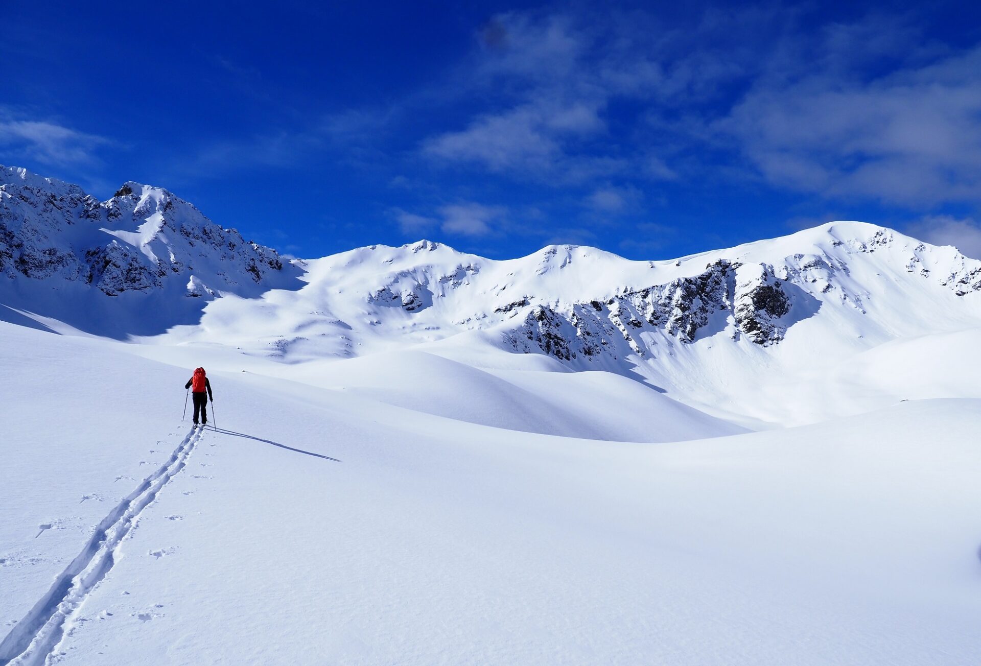 Nach dem Schneefall vom Montag, 18.03. konnte am Dienstag an Schattenhängen oft lockerer Pulverschnee genossen werden, während dieser an Sonnenhängen schnell angefeuchtet wurde. Wetterkreuzkogel, Stubaier Alpen (Foto: 19.03.2024, ©LWD Tirol).