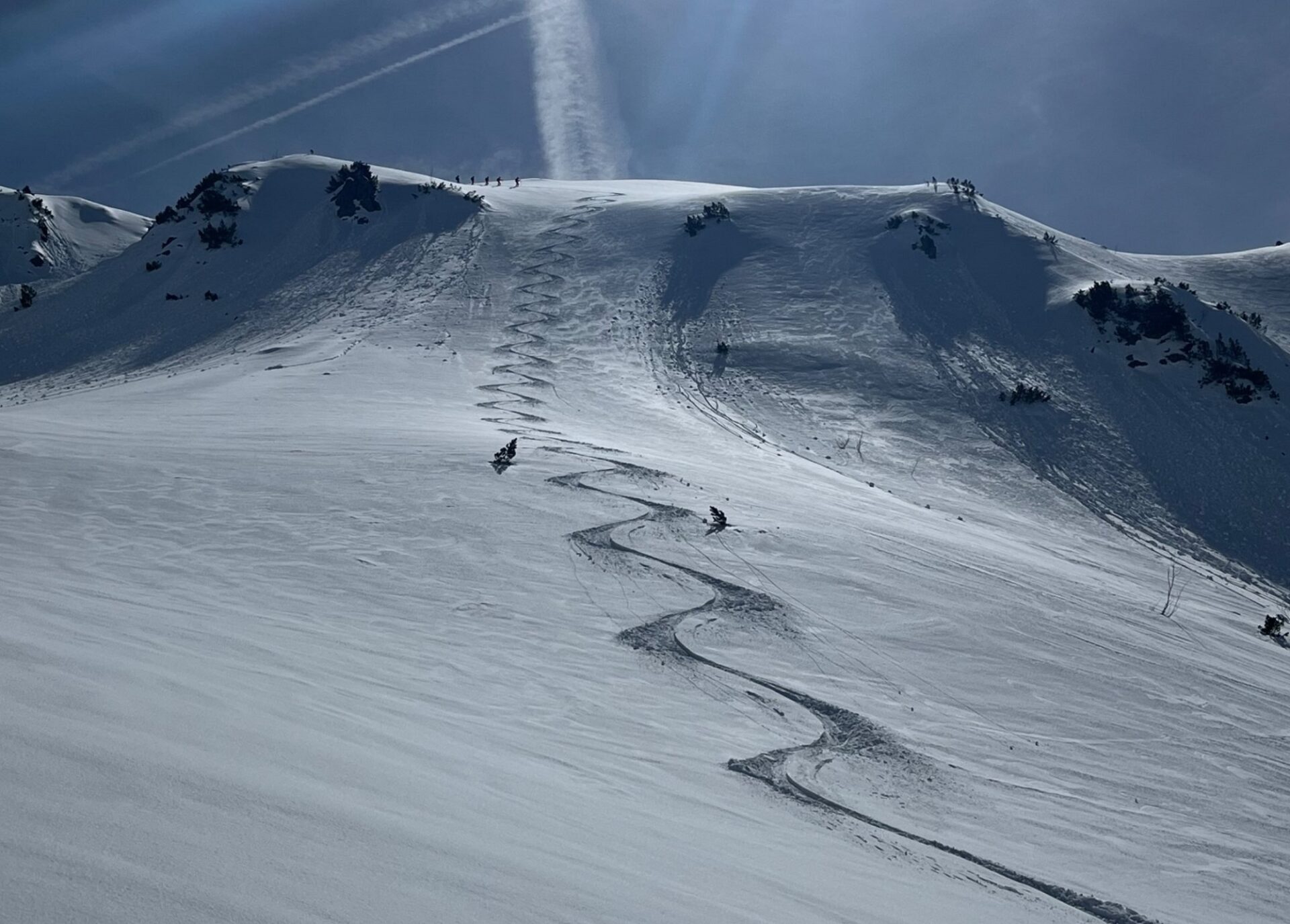 Abfahrtsspuren im Neuschnee an der Namlosen Wetterspitze in den Lechtaler Alpen (Foto: 20.03.2024, ©Marvin Kärle).