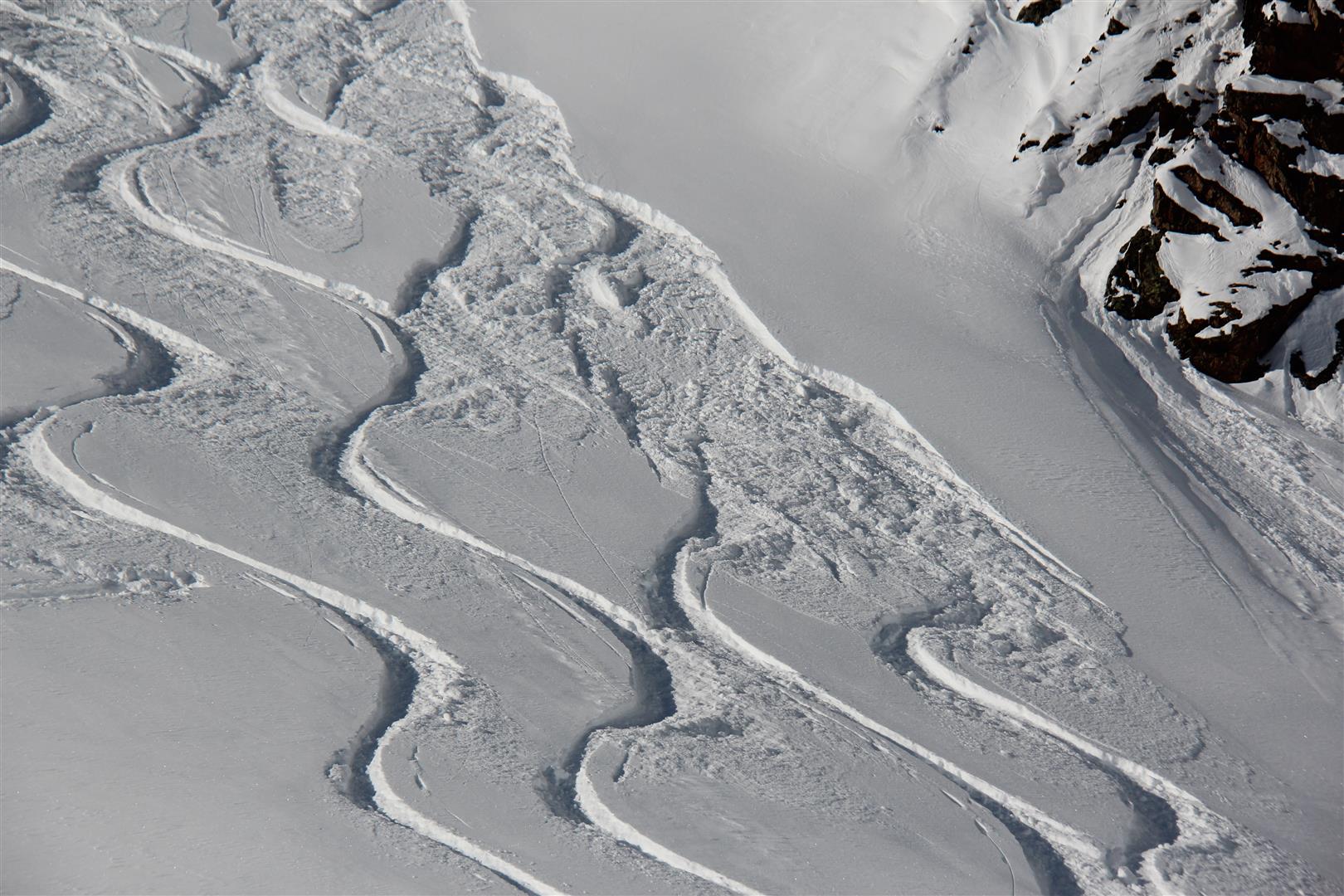 Ein Archivbild von Mitte Jänner 2024: Ähnlich guter Pulverschnee erwartet den Wintersportler vielerorts in der Höhe in Tirol. Im sehr steilen und extrem steilen Gelände können Lockerschneelawinen entweder spontan abgehen oder aber der Impuls dazu von WintersportlerInnen gesetzt werden.