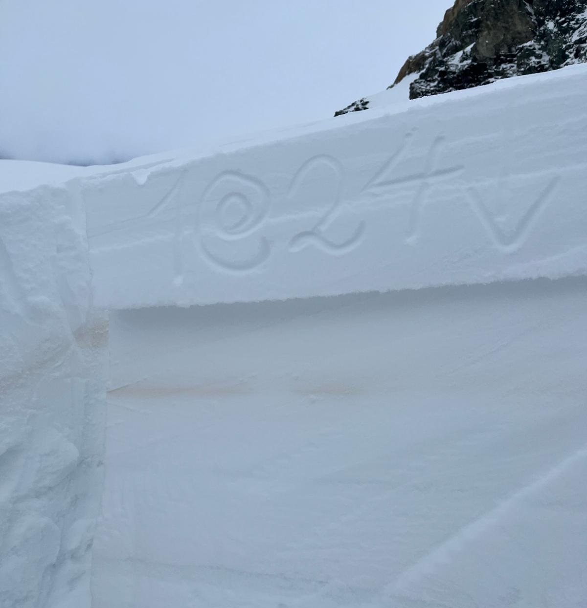 Als Schwachschicht für die spontanen Schneebrettlawinen diente lockerer Neuschnee, welcher von etwas wärmerem, gebundenen Neu- und Triebschnee überlagert wurde. Gut zu erkennen ist auch die Saharastaubschicht etwa 20cm unterhalb der Bruchfläche. Das Bild gehört zum Profil im oberen Teil dieses Blogs (©Anton Riepler, 02.04.2024).