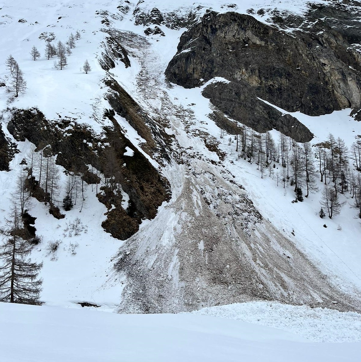Diese Gleitschneelawine hat in ihrer Sturzbahn den nassen, ungebundenen Schnee bis zum Boden hin mitgerissen. Aufgrund der zunehmenden Durchnässung der Schneedecke wird dies in kommenden Tagen auch in hohen Lagen vermehrt ein Thema werden. Lawinen können dadurch große Ausmaße annehmen (Foto: ©Anton Riepler, 02.04.2024).