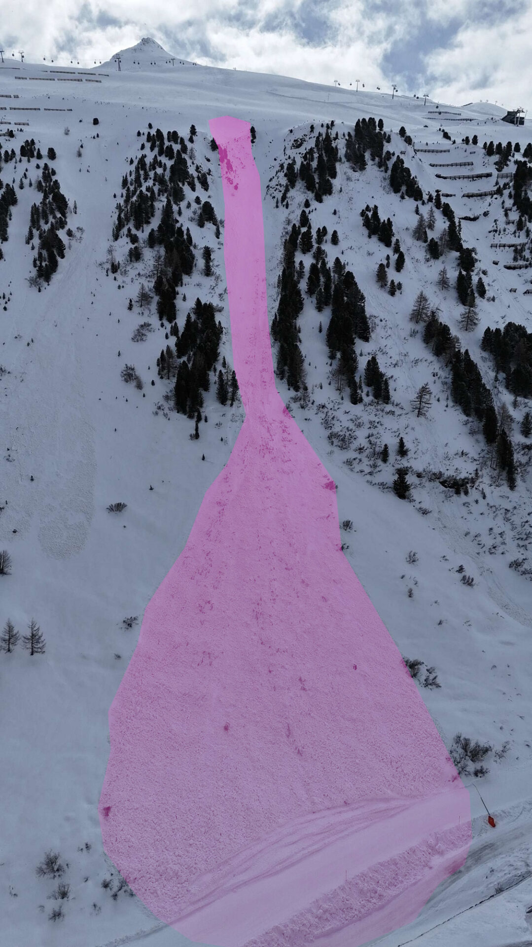 Dieses, ebenfalls bei Sprengarbeiten ausgelöste Triebschneepaket im Waldgrenzbereich in der Gurglergruppe hat in der Sturzbahn nassen Schnee mitgerissen. Links und rechts sind weitere Ablagerungen erkennbar (Foto: ©Ronald Ribis, 02.04.2024).