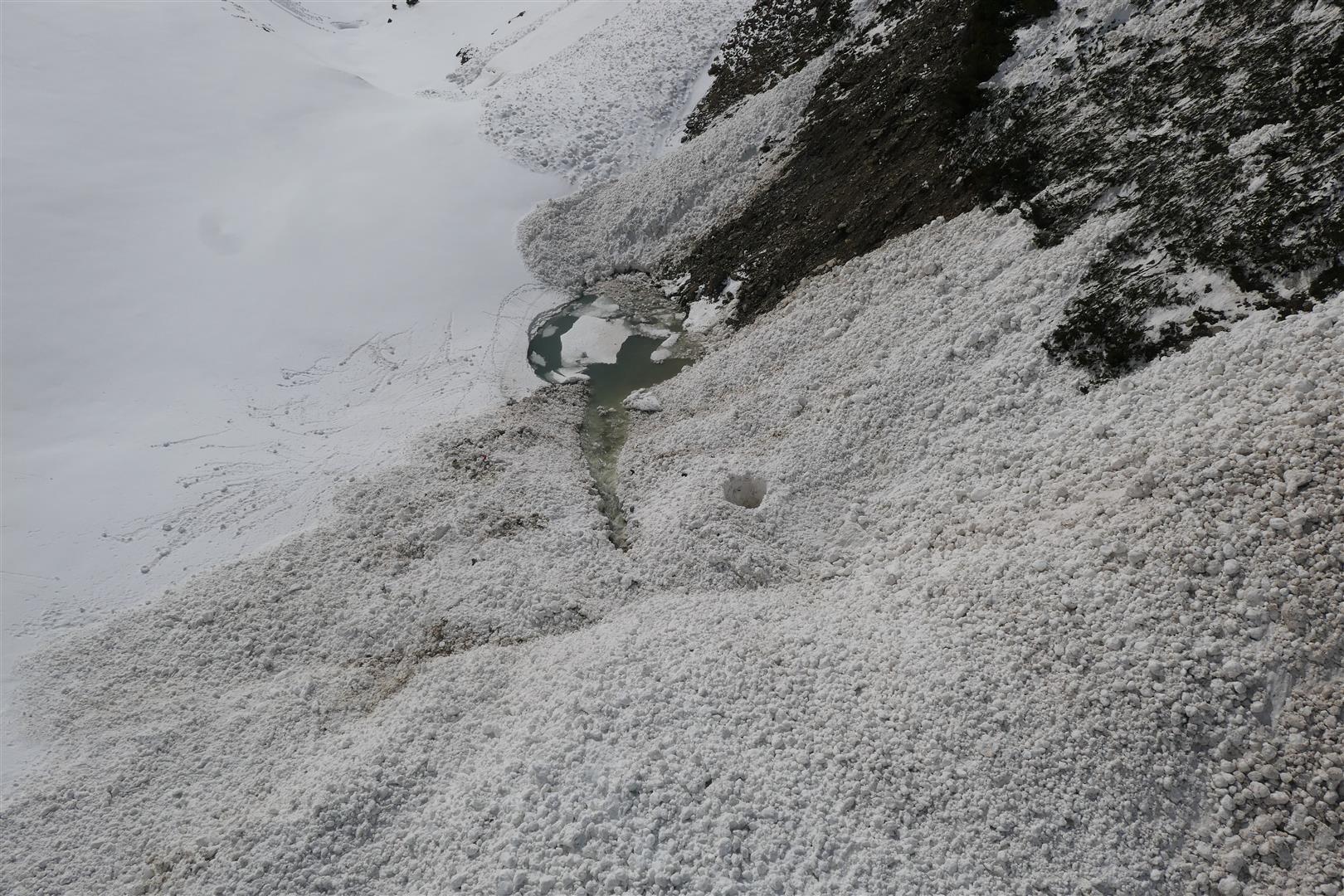 Eine der tiefen Verschüttungsstellen (Foto: 11.04.2024; © Alpinpolizei)