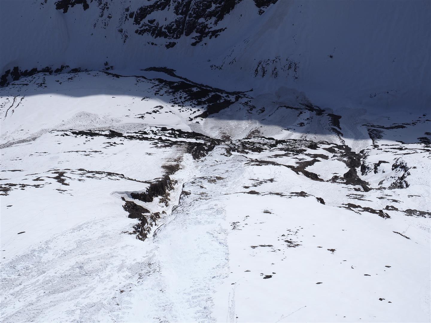 Blick von oben zeigt einen Teil des Lawinengeländes und der Sturzbahn. (Foto: 12.04.2024 © LWD Tirol)