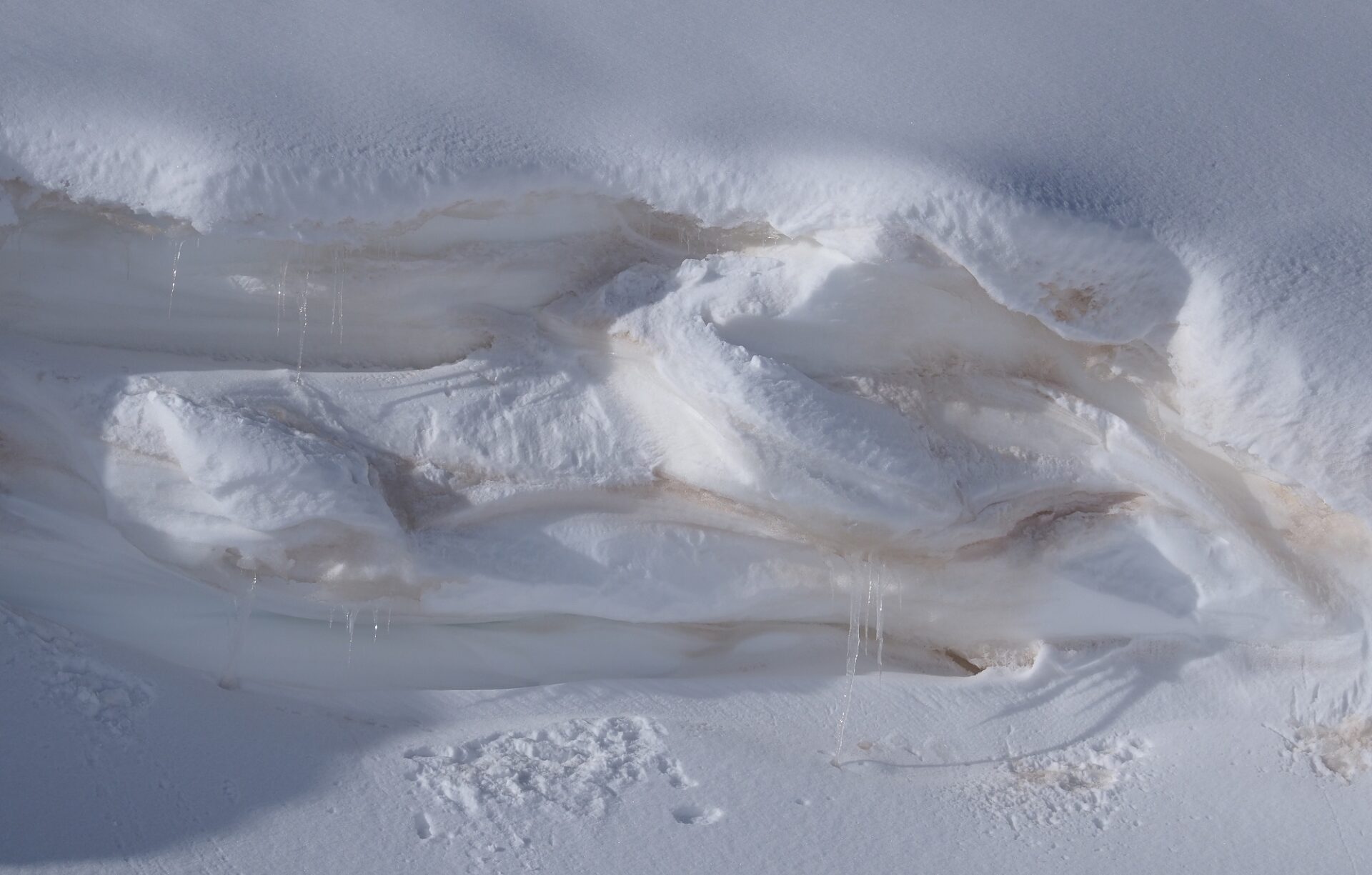 Auch in dieser Schneeformation lässt sich der eingelagerte Saharastaub erspähen (Foto: 12.04.2024, ©LWD Tirol).