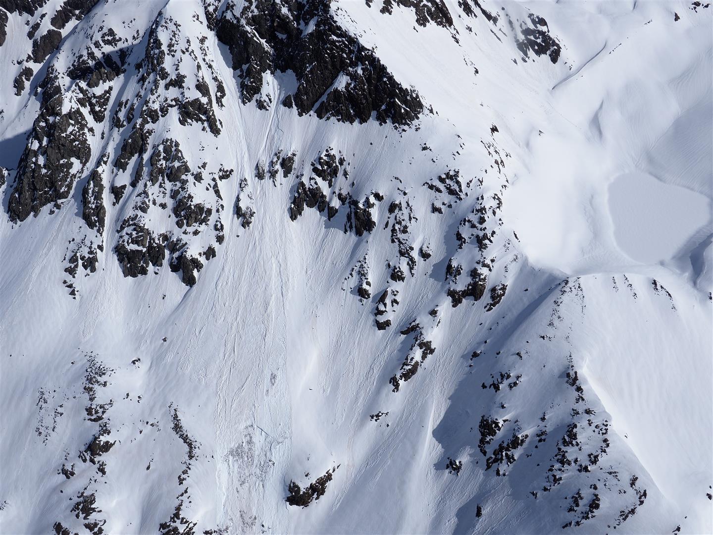 Lockerschneelawine, die in Folge ein kleines Schneebrett auslöste (Foto: 12.04.2024; © LWD Tirol)