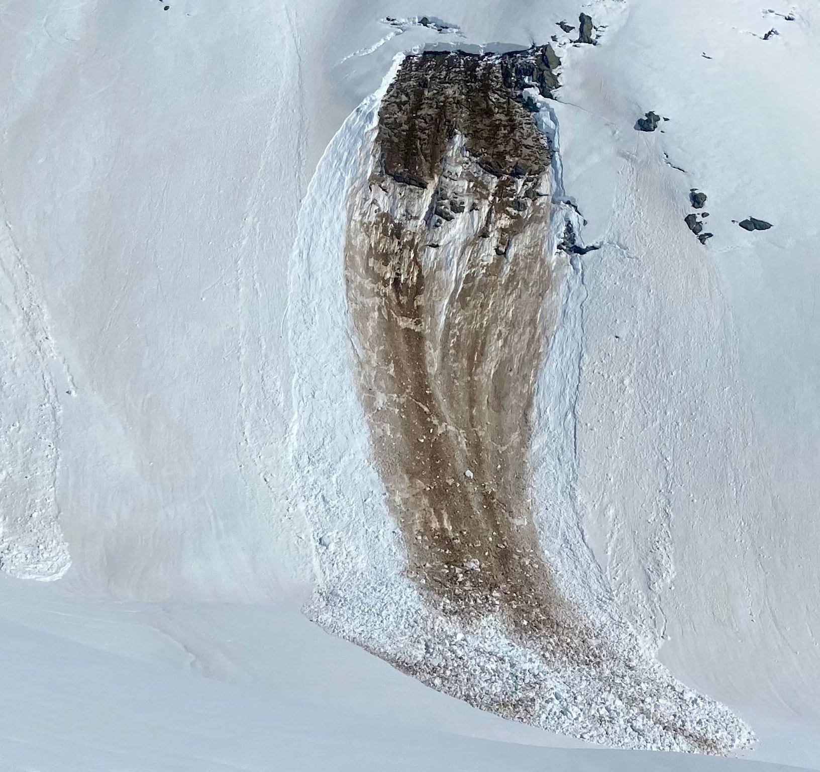 Sehr hohe Gleitschneeaktivität war in den vergangenen beiden Wochen zu beobachten. Seit der Abkühlung ist auch die Gleitaktivität spürbar weniger geworden (Foto: 13.04.2024, ©Markus Lorenz).