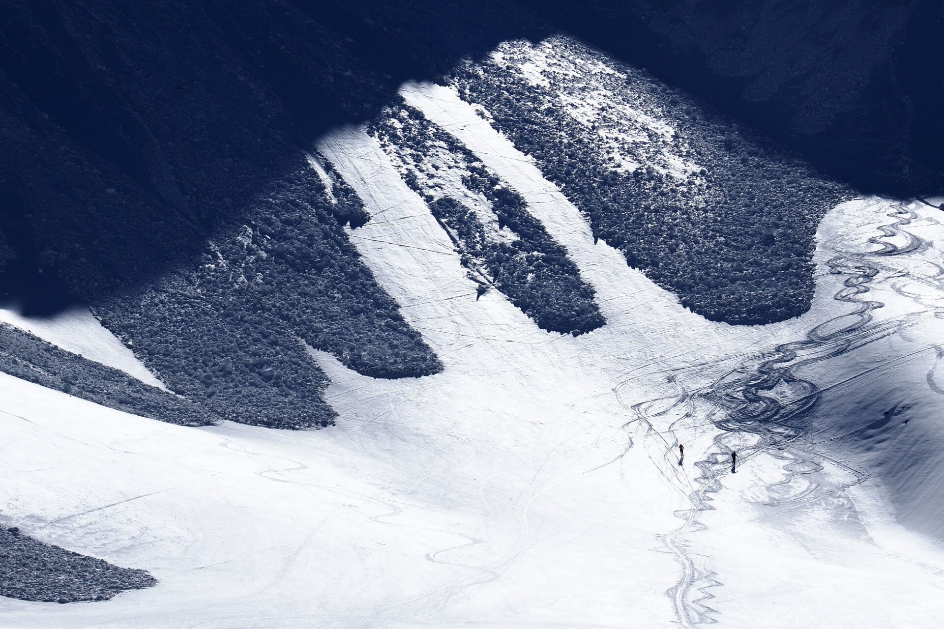 Mit den warmen Temperaturen verlor die Schneedecke an Festigkeit. Besonders zahlreich konnten während dieser Zeit nasse Lockerschneelawinen beobachtet werden. Kühtai (Foto: 13.04.2024, ©LWD Tirol).
