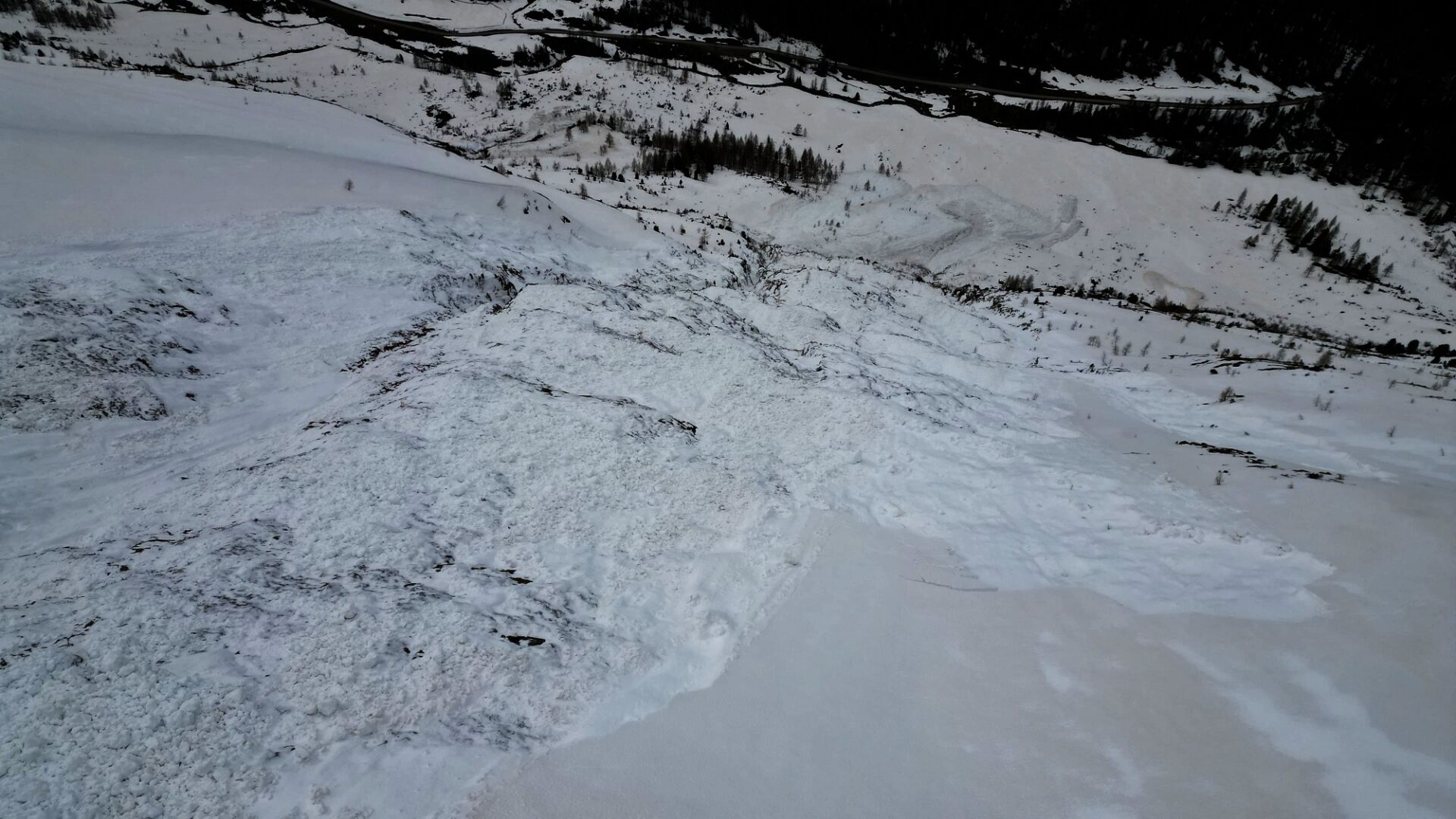 Ablagerung einer großen nassen, spontanen Schneebrettlawine, welche am 15.04. am Kerleskopf im Bereich des Staller Sattels an einem Nordhang auf ca. 2500m angebrochen war (Foto: 16.04.2024, ©Mark Kleinlercher).