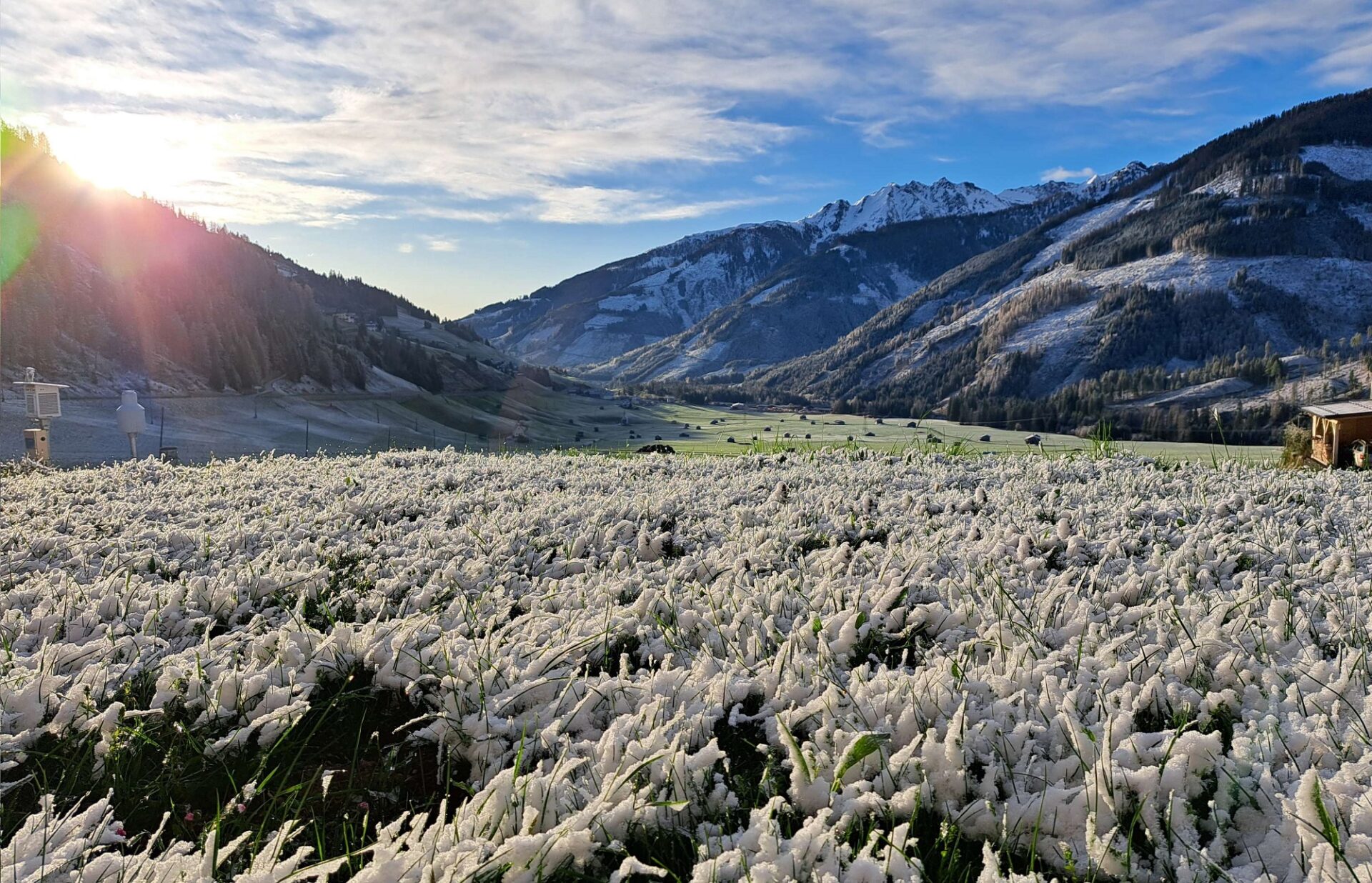 Der Winter ist auch in Obertilliach wieder bis ins Tal zurückgekehrt (Foto: 17.04.2024, ©Hansjörg Schneider).