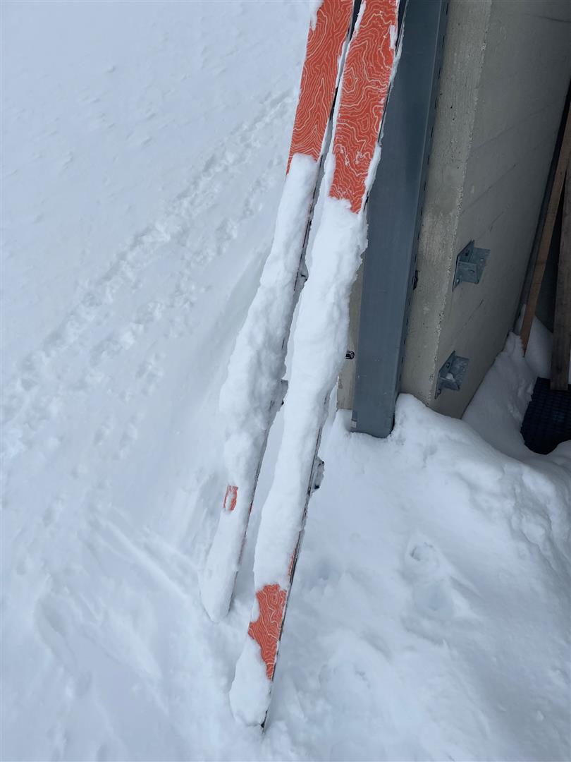 Eine mühsame Prozedur: Aufstollender Schnee aufgrund des Zusammenspiels von noch kaltem Pulverschnee und beginnender oberflächennaher Durchfeuchtung der Schneedecke (Foto: 24.04.2024, © Elisabeth Zangerl)