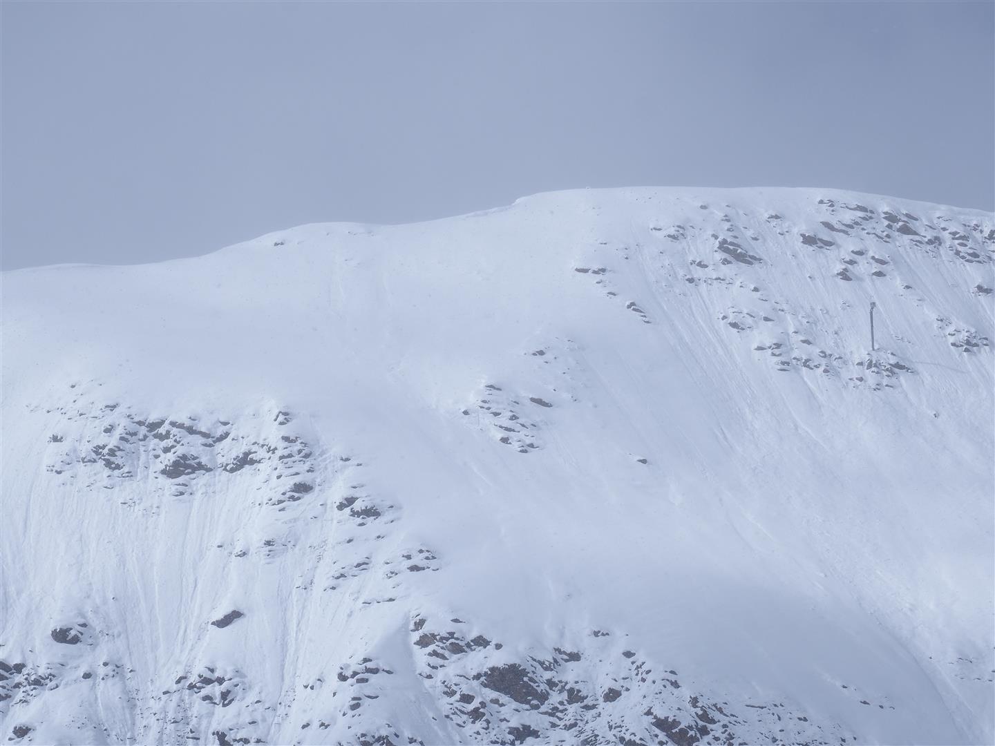 Lockerschneerutsche aus extrem steilem Gelände. Zentrale Stubaier Alpen (Foto: 24.04.2024 © LWD Tirol)