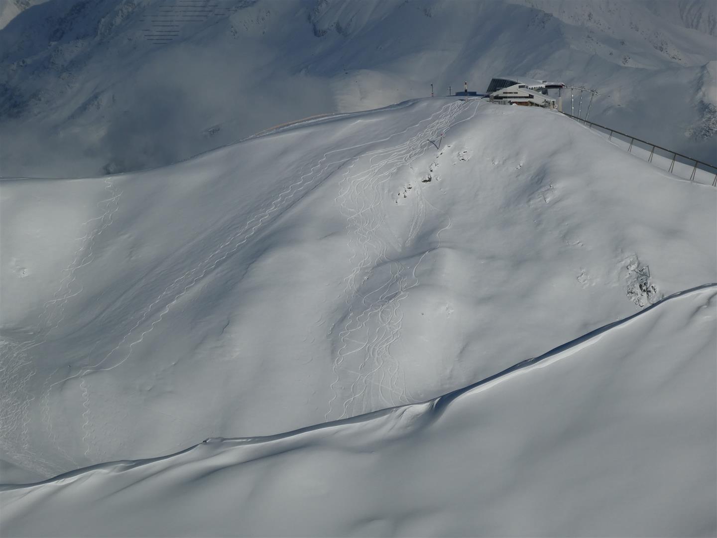Schöne Abfahrtsspuren unterhalb des Hoadls in der Axamer Lizum in den Kalkkögeln (Foto: 25.04.2024, © Barbara Fink)