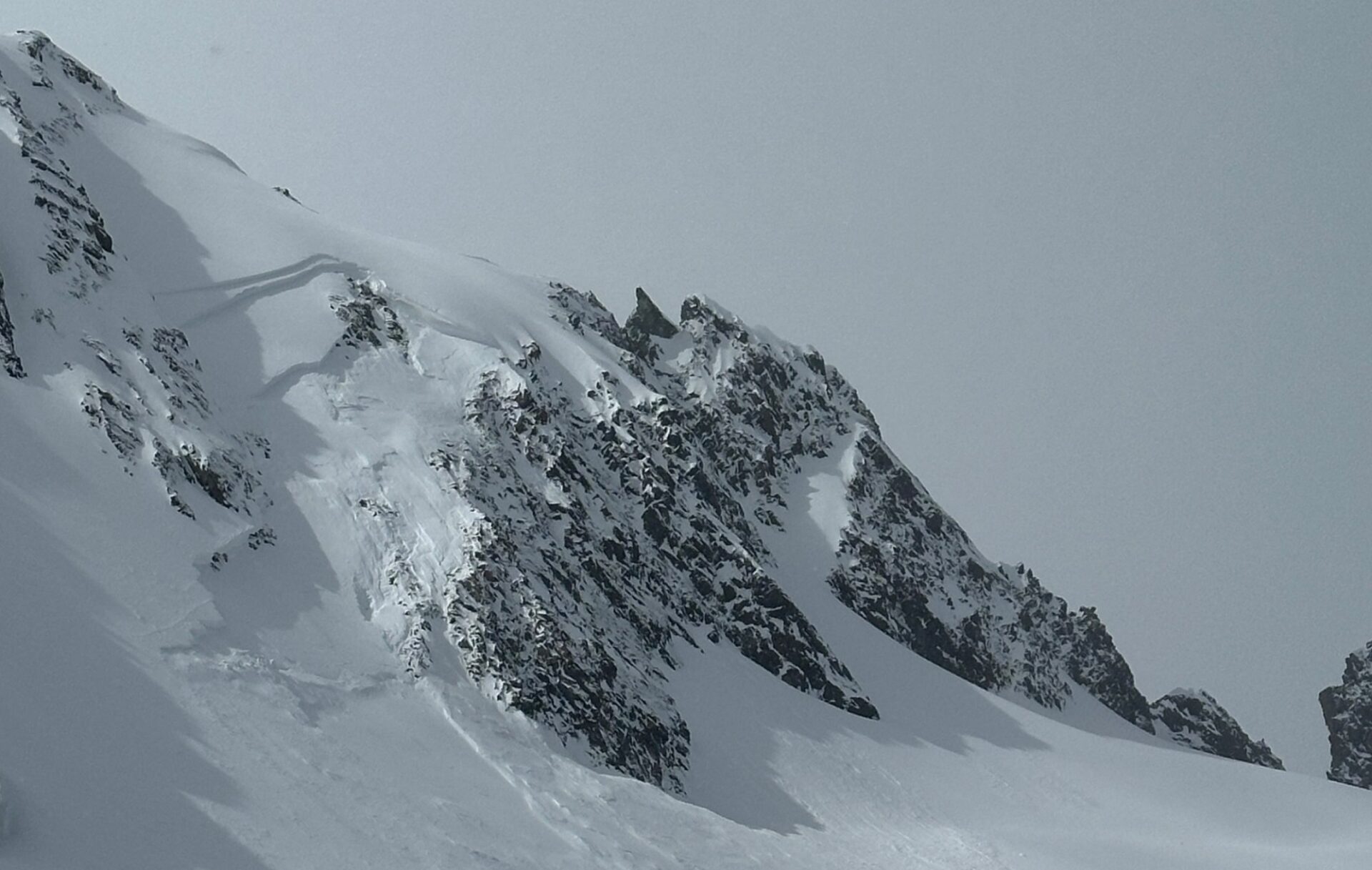 Vereinzelt sind Lawinen auch in Schwachschichten tiefer in der Schneedecke durchgerissen. Auch hier handelt es sich um eine gesprengte Schneebrettlawine am Stubaier Gletscher (Foto: ©Günter Chwojan, 02.04.2024).