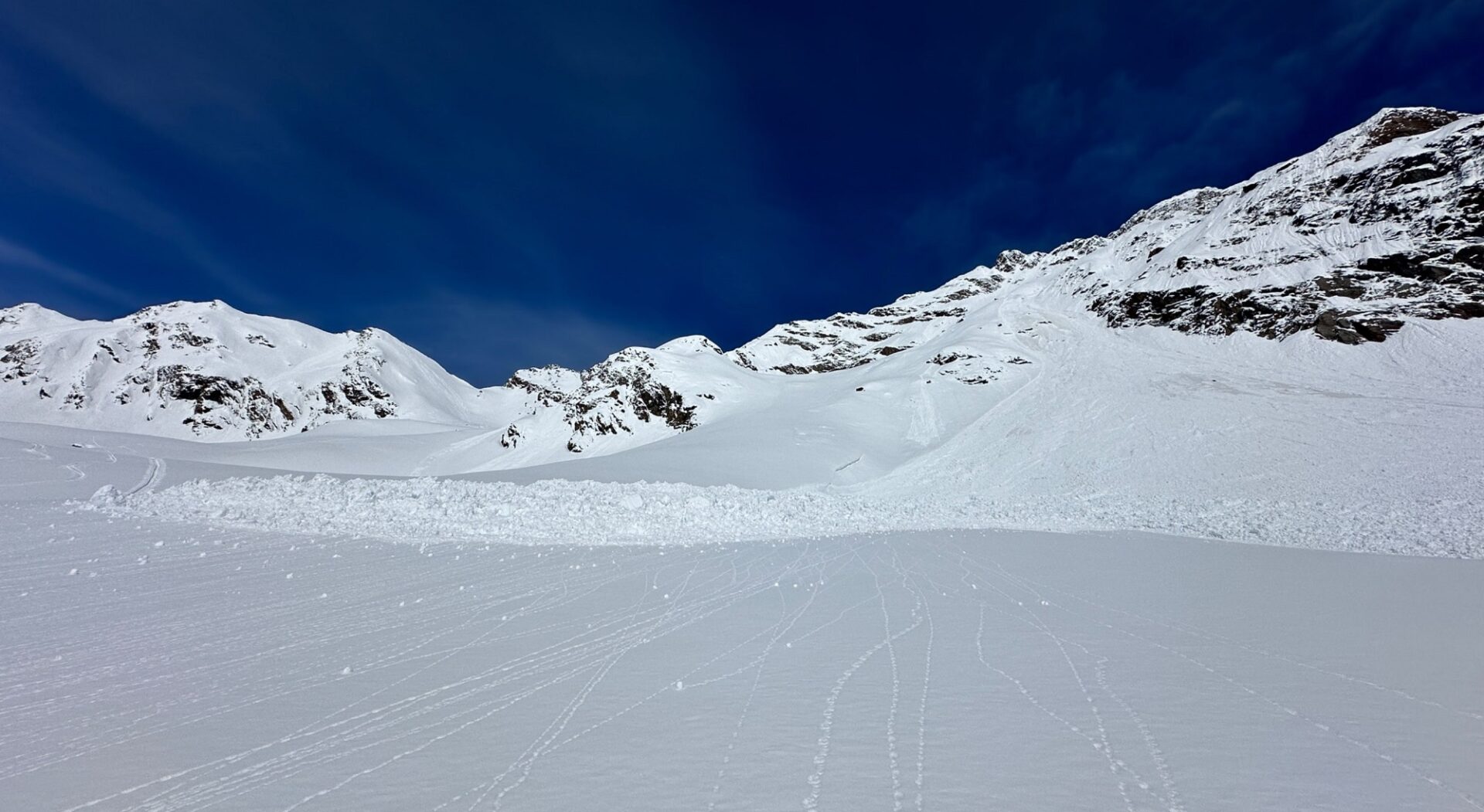 Auch bei dieser Lawine im Bereich der Mutterberger Seespitze in den Stubaier Alpen initiierte eine Lockerschneelawine in ihrer Sturzbahn eine Schneebrettlawine. Die Schwachschicht stabilisierte sich in den Folgetagen rasch und konnte kaum mehr angesprochen werden (©Günter Chwojan, 26.04.2024).