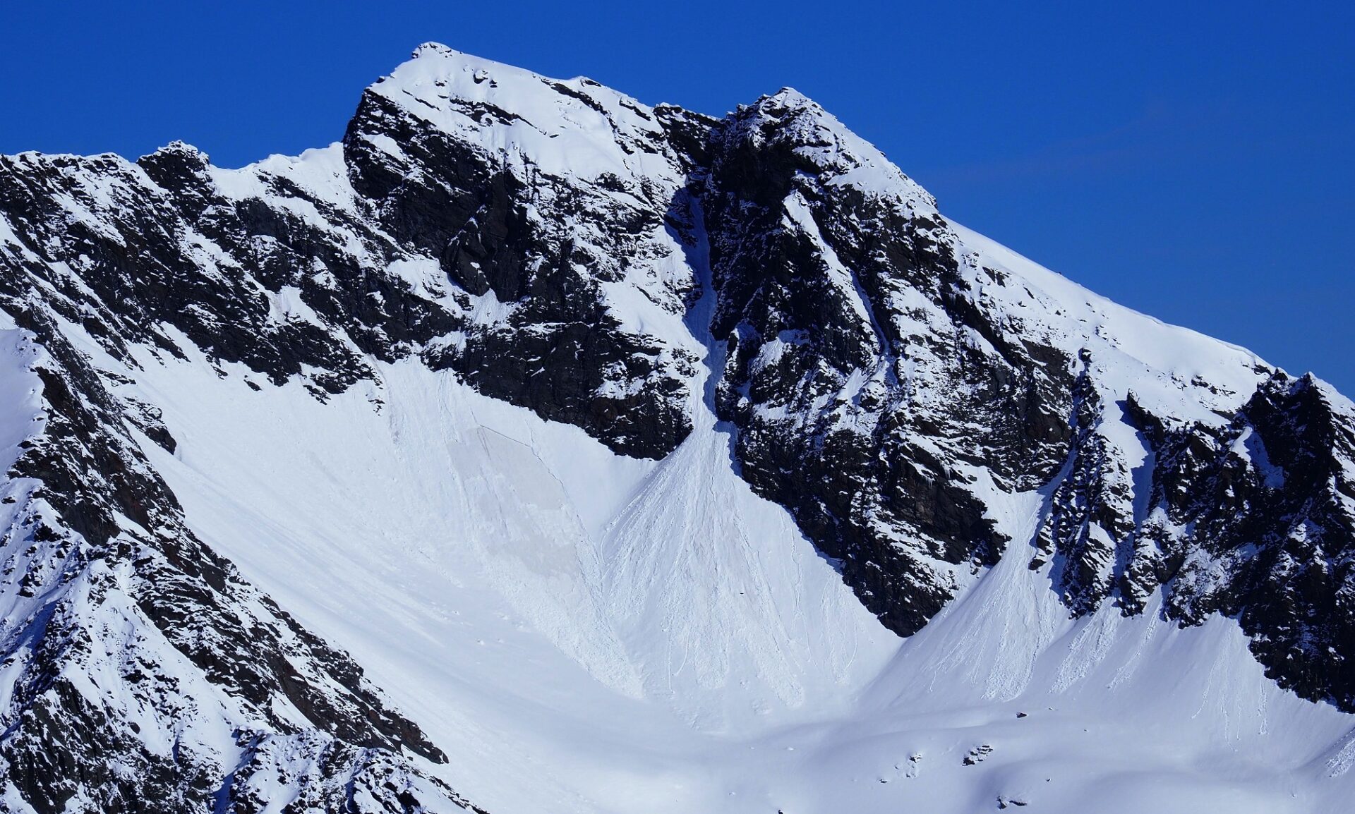 An Sonnenhängen wurde der Neuschnee mit starker Sonneneinstrahlung rasch angefeuchtet. Es lösten sich zahlreiche kleine mit mittelgroße spontane Lockerschneelawinen. Sehr vereinzelt konnte beobachtet werden, dass die kantige Schwachschicht auf der Schmelzkruste angesprochen und dadurch eine Schneebrettlawine ausgelöst wurde (©LWD Tirol, 27.04.2024).  