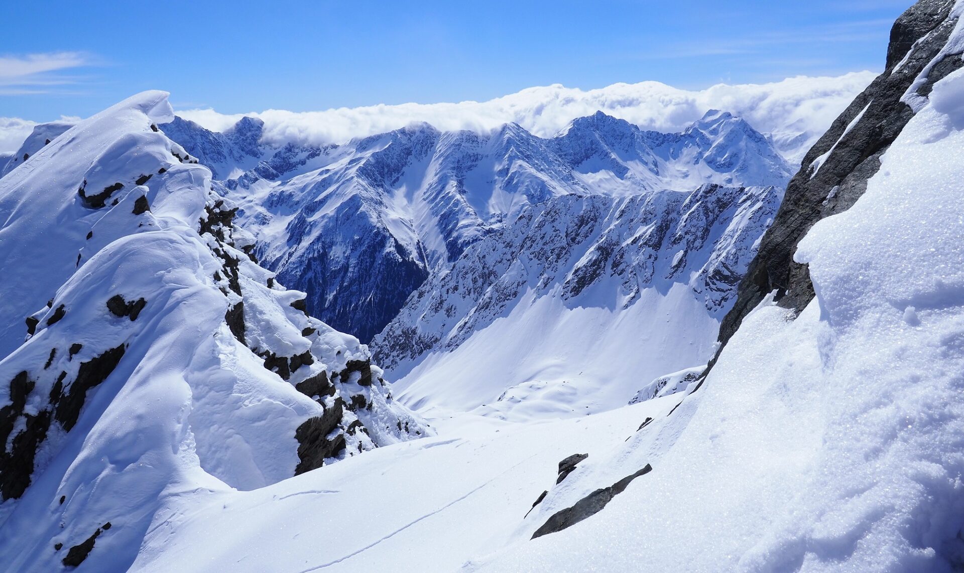 Ab Freitag, 26.04. staute sich feuchte Luft von Süden gegen die Alpen. Im Bild die Föhnmauer hinter Ochsenkogel, Rötenspitzen und Wetterspitzen (v.l.n.r.) im hinteren Stubaital (©LWD Tirol, 27.04.2024).