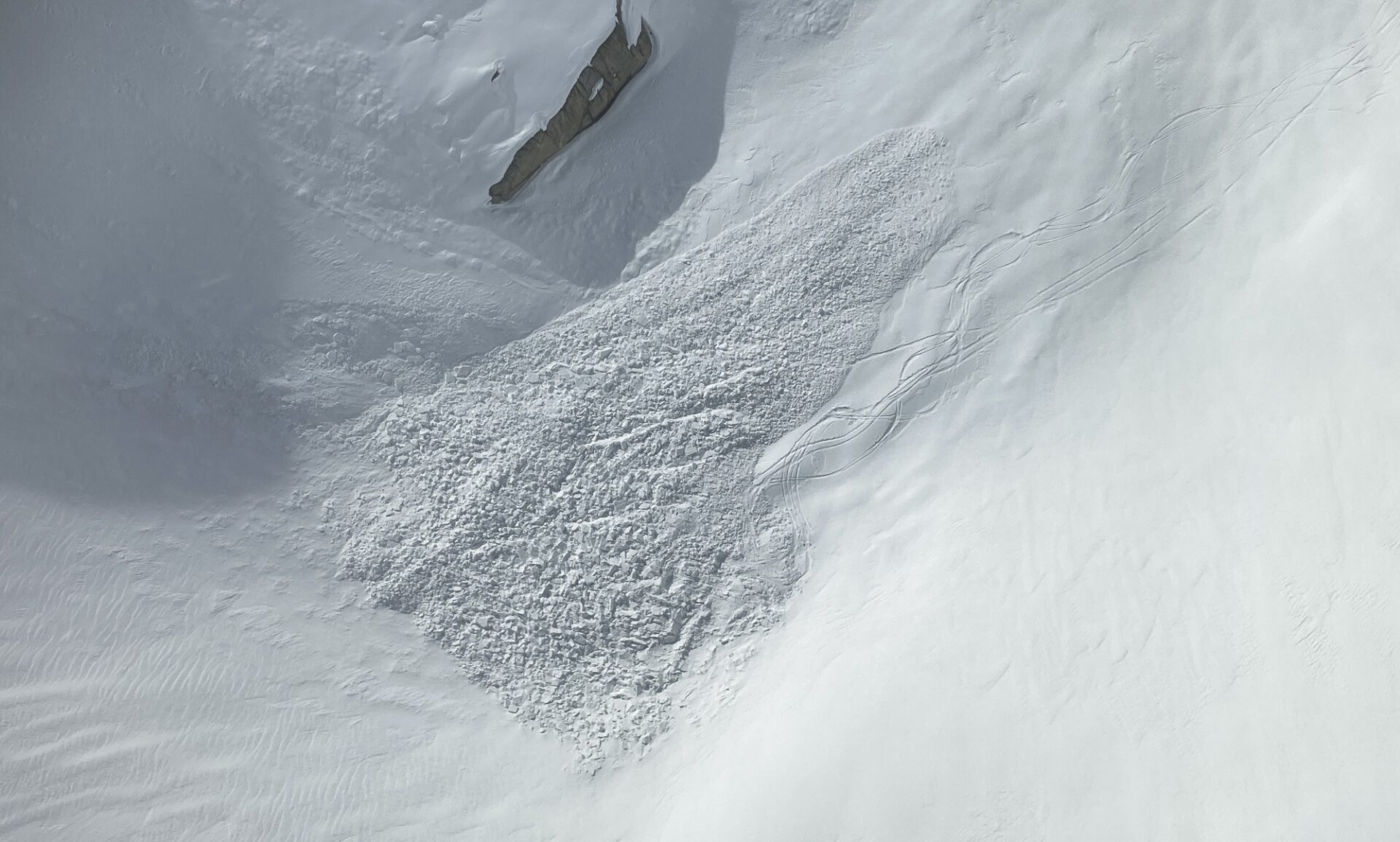 Im Bild die Ablagerung einer kleinen bis mittelgroße Schneebrettlawine im Bereich des Schwarzensteinkeeses in den Zillertaler Alpen. Die Lawine wurde am Samstag, 27.04. durch eine sich im Aufstieg befindliche 4- köpfige Skitourengruppe an einem Nordhang auf 2450m ausgelöst. Alle Personen wurden von der Lawine erfasst, konnten sich jedoch rasch selbst befreien. Eine Person wurde leicht verletzt. Unfallkausal war auch hier frischer Triebschnee, welcher durch den Südföhn entstanden war (©Alpinpolizei, 27.04.2024).  