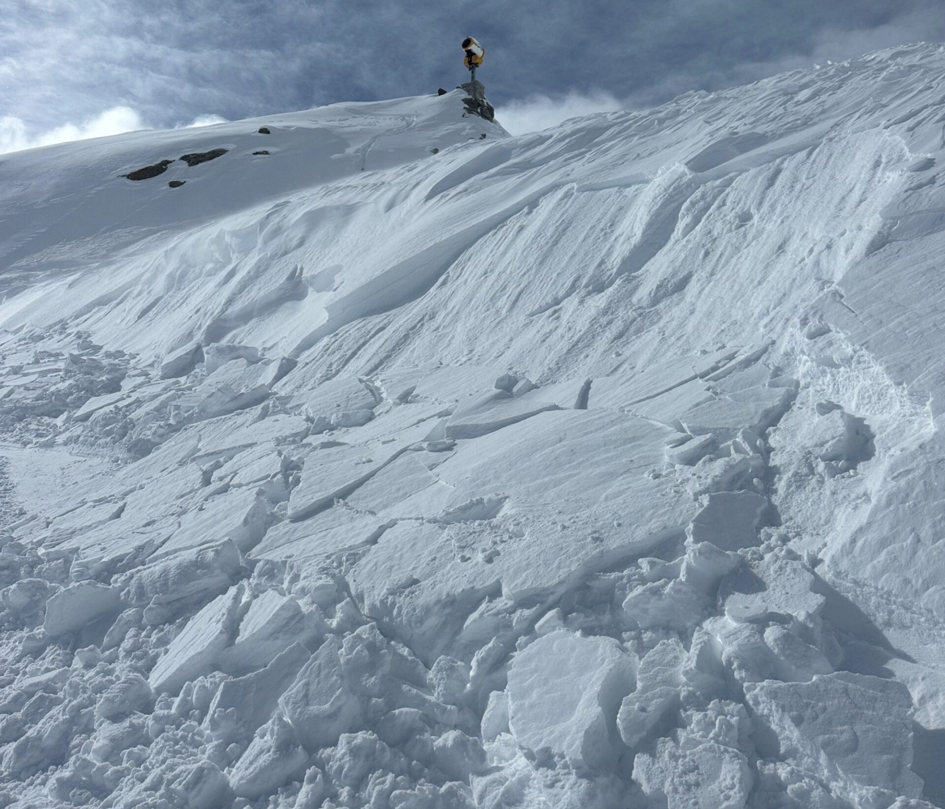 Mit dem Südföhn entstanden frische aber meist kleine Triebschneeansammlungen, welche an Schattenhängen hinter Geländekanten oberhalb rund 2400m kurzfristig störanfällig waren. Als Schwachschicht diente hierbei entweder lockerer Pulverschnee oder Oberflächenreif – welcher Sich in der Nacht auf Freitag, 26.04. teilweise ausbilden konnte (©Günter Chwojan, 27.04.2024).