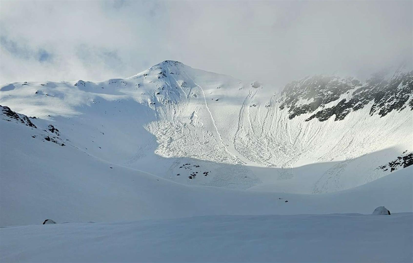 Lockerschneelawinen sind im felsdurchsetzen Gelände zu finden, vereinzelt können sie auch die Altschneedecke mitreißen. Foto: © Daniel Kleinlercher, 18.05.2024.