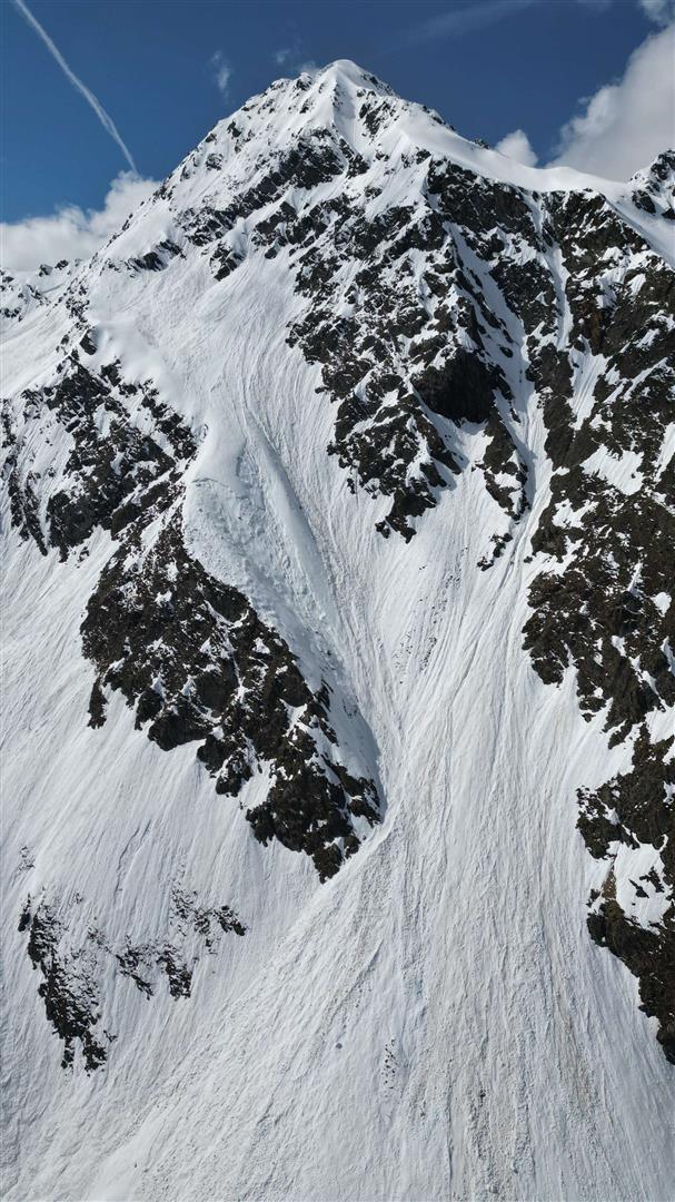 In der vergangenen Woche waren nach den teils starken Niederschlägen mit diffuser Strahlung zahlreiche nasse Lockerschneelawinen zu beobachten. Hier ein Bild aus einer der niederschlagsreichen Regionen, den östlichen Deferegger Alpen (Staller Sattel). Foto: © Mark Kleinlercher, 20.05.2024.