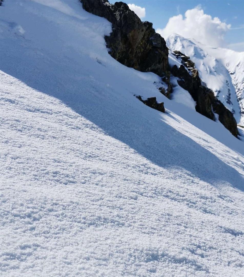 Graupel an der Schneeoberfläche war durch die Gewitter am Pfingstwochenende vielerorts ein Thema. Hier im hinteren Bruggeralmtal in den östlichen Dereregger Alpen. Foto: © Mark Kleinlercher, 20.05.2024.