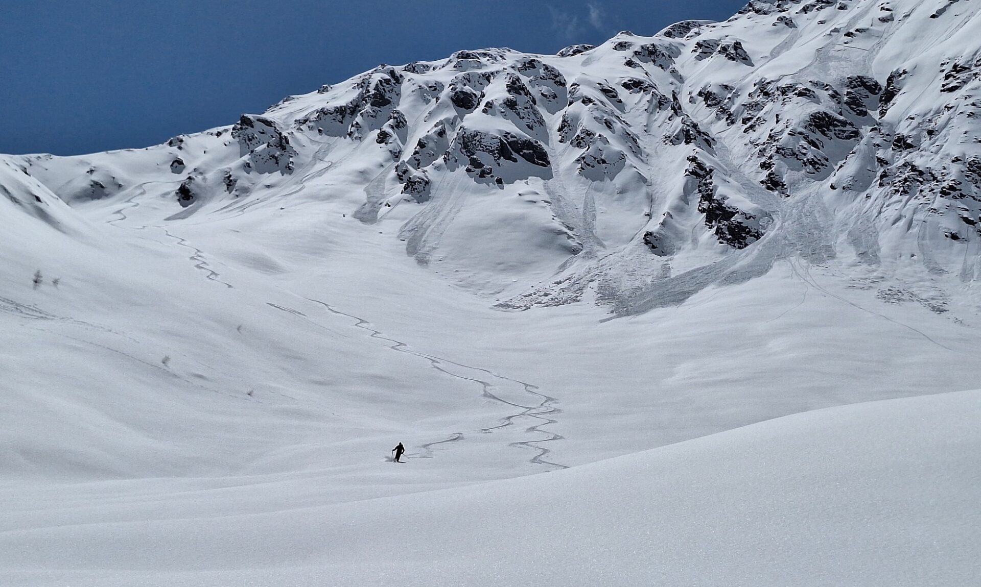 In den ersten sonnigen und bei noch recht kühlen Temperaturen konnte man vergangene Woche Nordseitig noch guten Pulverschnee finden. Aus extremem Steilgelände lösten sich trockene Lockerschneelawinen. Teilweise initiierten diese die kantige Schwachschicht, welche sich nach dem Gefahrenmuster kalt auf warm unter dem Neuschnee ausgebildet hatte (siehe Blog vom 25.04.; Foto: ©LWD Tirol, 25.04.2024).