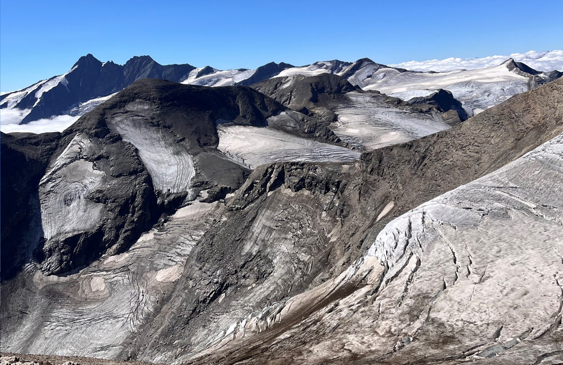 Der Sommer 2024 ging als einer der wärmsten Sommer der Messgeschichte in die Annalen ein. Am Sonnblick Observatorium auf 3100 m wurde ab 5. Juli eine bis zum 8. September anhaltende, 66 Tage dauernde frostfreie Phase aufgezeichnet. Der vorhergehende Rekord (31 Tage) wurde damit um mehr als das Doppelte übertroffen. Den Gletschern – wie hier im Salzburger Teil der Glocknergruppe – ging es entsprechend an die Substanz (Foto: ©Anna Heuberger, 07.09.2024).
