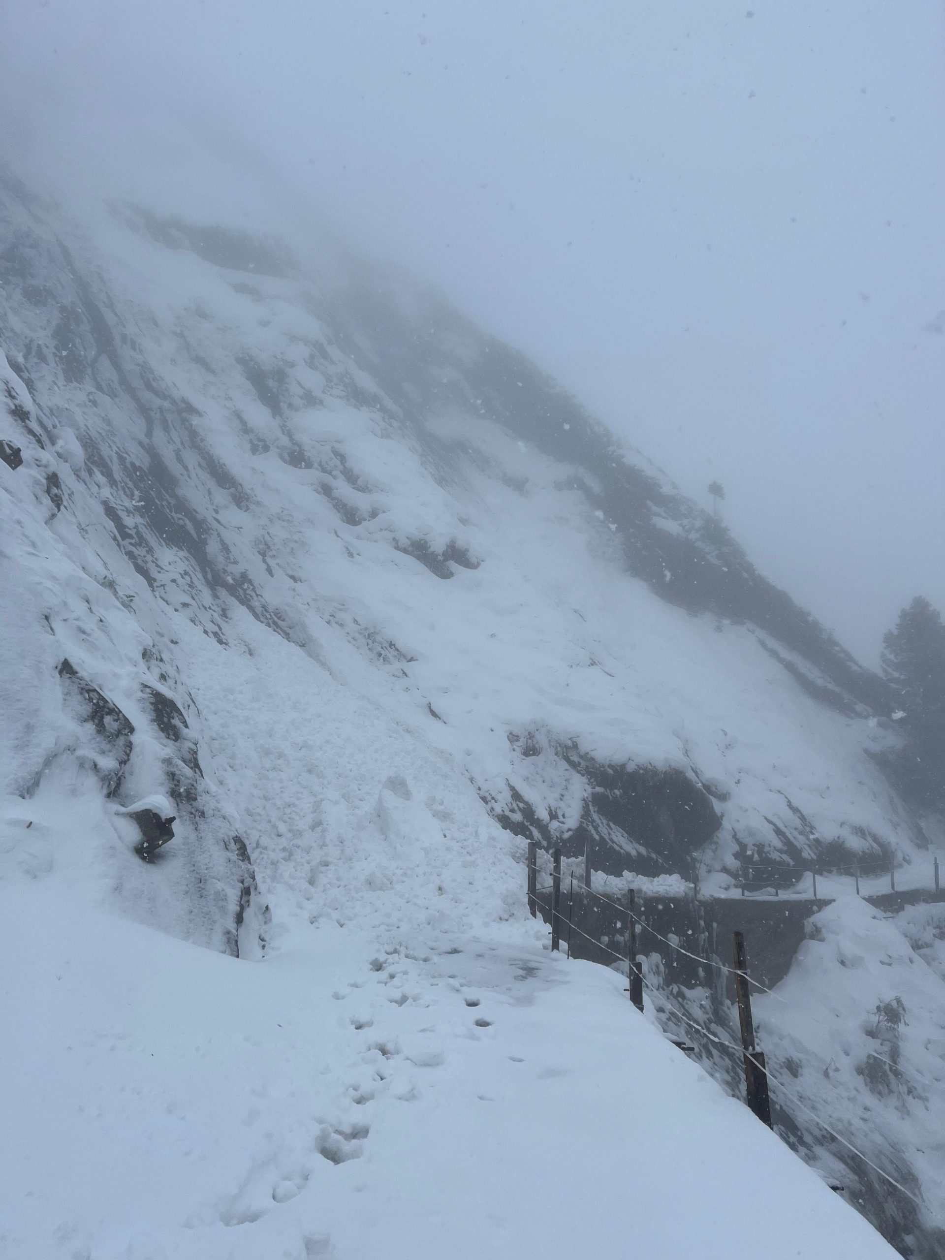 Winterliche Bedingungen und kurzfristig hohe Lawinenaktivität im Gebirge! Lawinenunfall Binsalm im Karwendel!