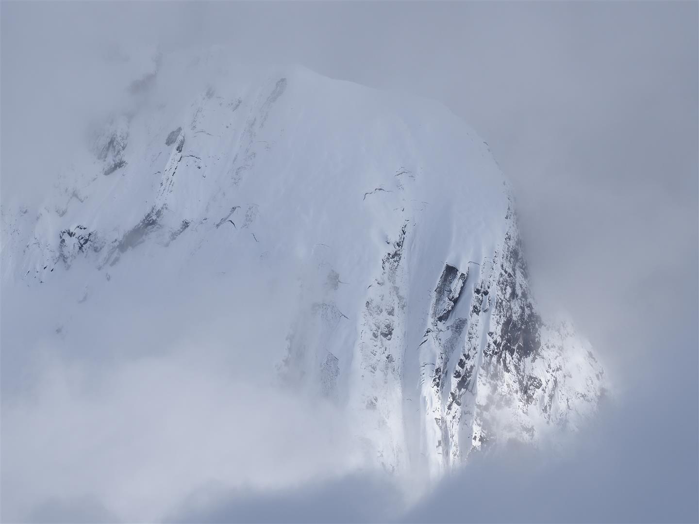 Gleitschneelawinen und Gleitschneerisse im Karwendel. Wenngleich die Gleitaktivität im Vergleich zu den Tagen während und kurz nach der vergangenen Niederschläge deutlich abgenommen hat, sind einzelne Gleitschneelawinen auch am Wochenende möglich (©LWD Tirol, 15.09.2024).