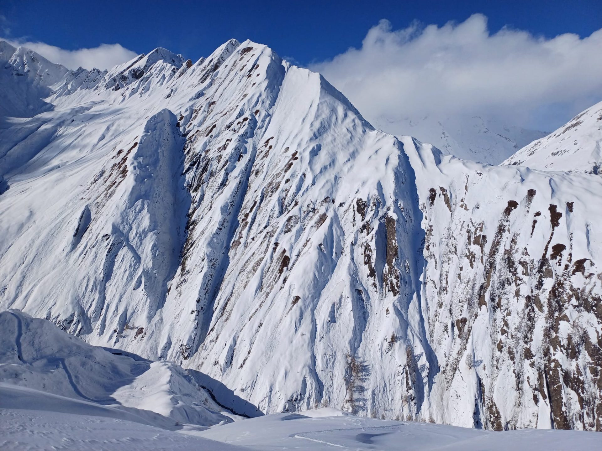 Schon nach den ersten ergiebigeren Schneefällen Anfang November wurde intensives Schneegleiten an Wiesenhängen beobachtet. In Bildmitte der Kleinschober (2806 m) in der Rosenspitzengruppe in Osttirol (Foto: 05.11.2023) © Peter Fuetsch.