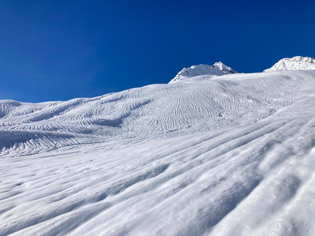 Vom Regen stark beeinflusste Schneeoberfläche an den Hohen Köpfen (2608 m) in der Westlichen Verwallgruppe. (Foto: 20.11.2023) © Stefan Jungmann.