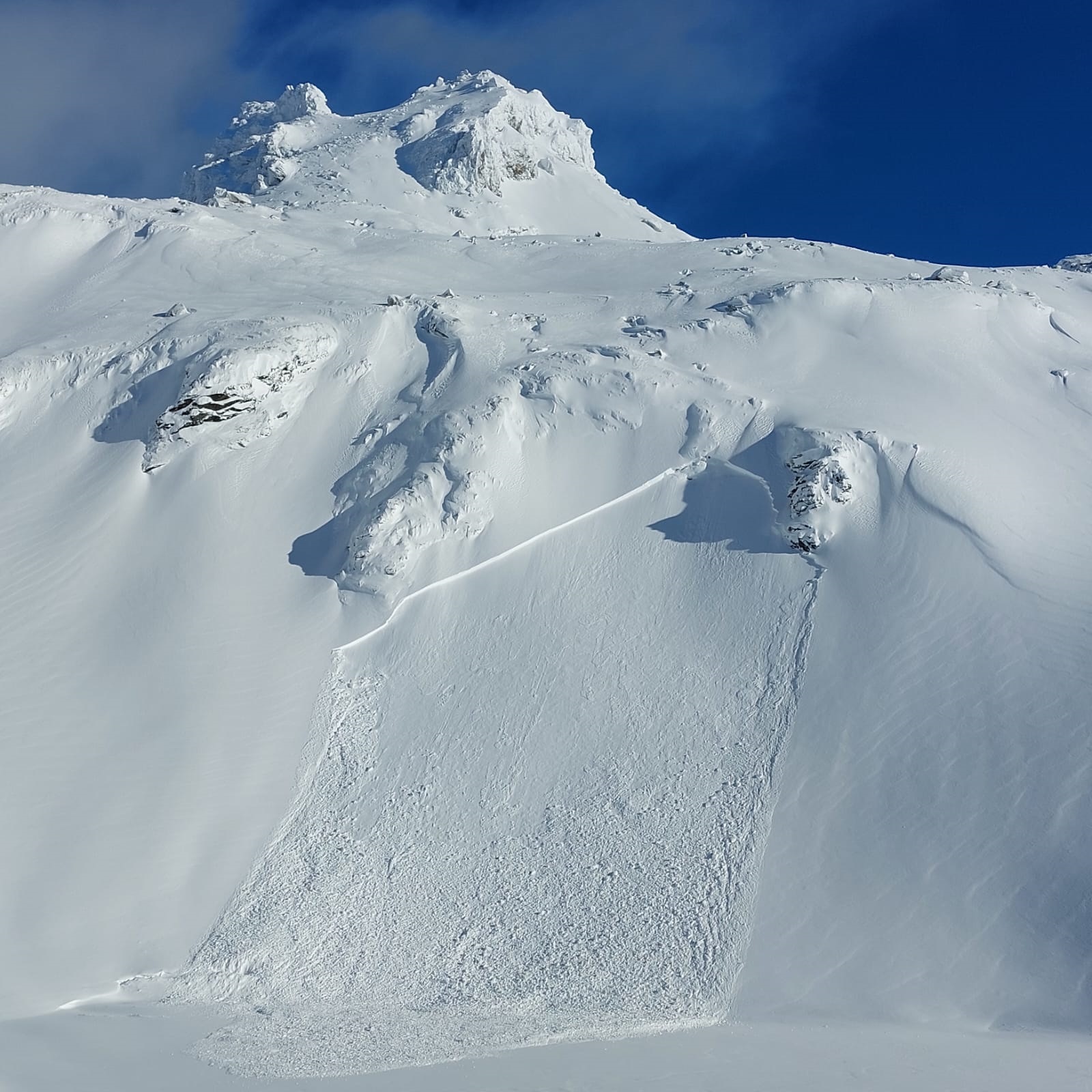 Die Situation Anfang Dezember brachte eine erhöhte spontane Lawinenaktivität mit sich. Hier eine spontane Schneebrettlawine im Bereich des Hochgassers in der Venedigergruppe (Foto: 03.12.2023) ©Peter Fuetsch.