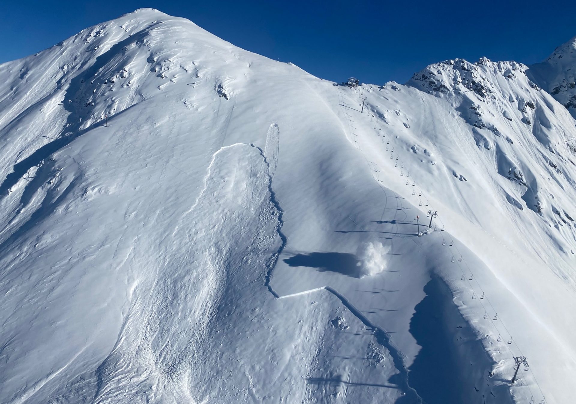 Ebenfalls während der kritischen Situation Anfang Dezember: teils sehr gute Erfolge bei Lawinenauslösesprengarbeiten im Bereich der Rendlspitze am Arlberg (Foto: 03.12.2023) ©Markus Lorenz.