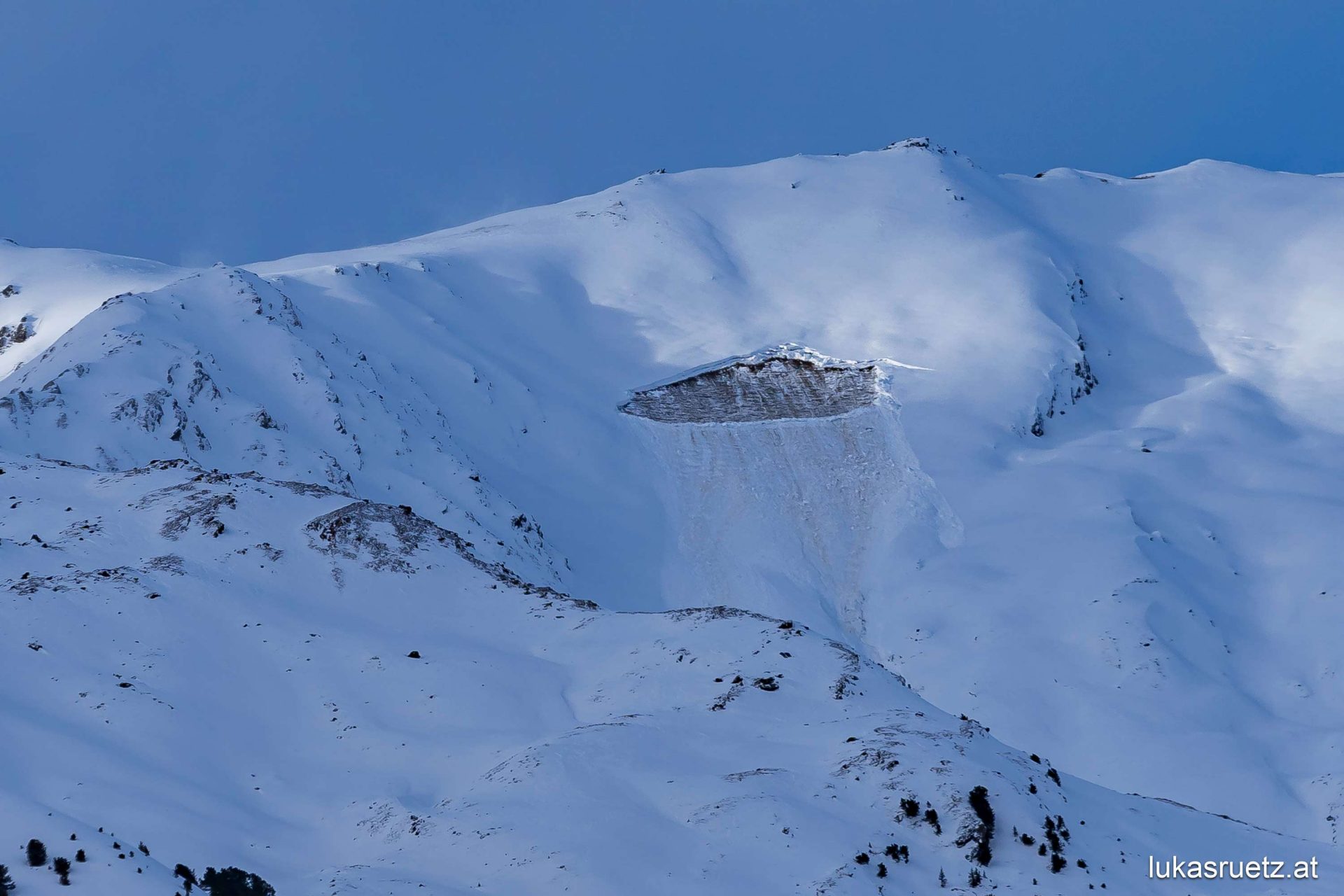 Eindrucksvolles Vergleichsbild: noch am selben Tag ging diese Gleitschneelawine ab. Foto: 01.01.2024) © Lukas Ruetz.