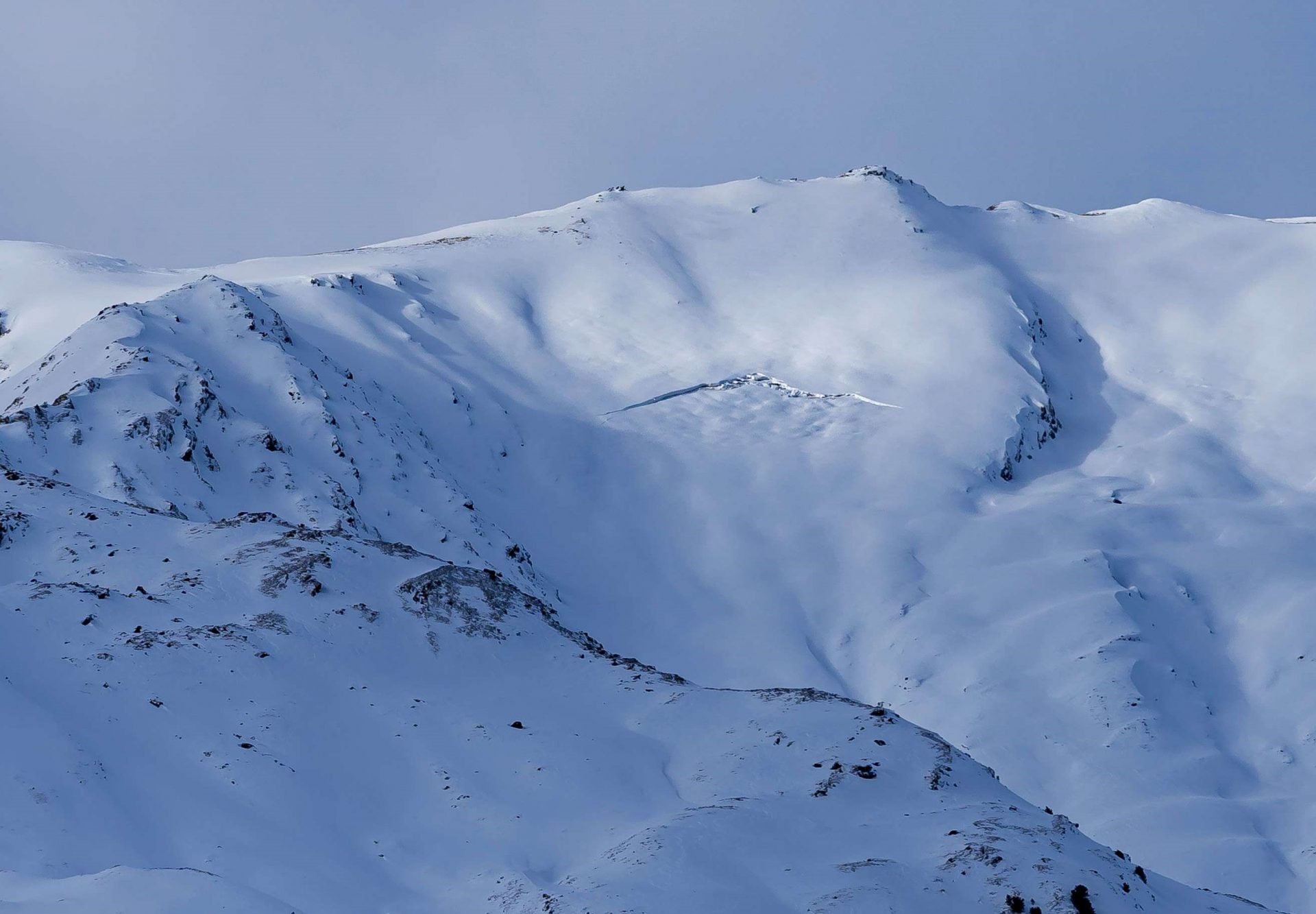 Ein Riss in der Schneedecke zeugt von den Gleitprozessen am gewachsenen Boden und darf keinesfalls als Zeichen der Entspannung gewertet werden. Praxmarer Grieskogel. (Foto: 01.01.2024) © Lukas Ruetz.