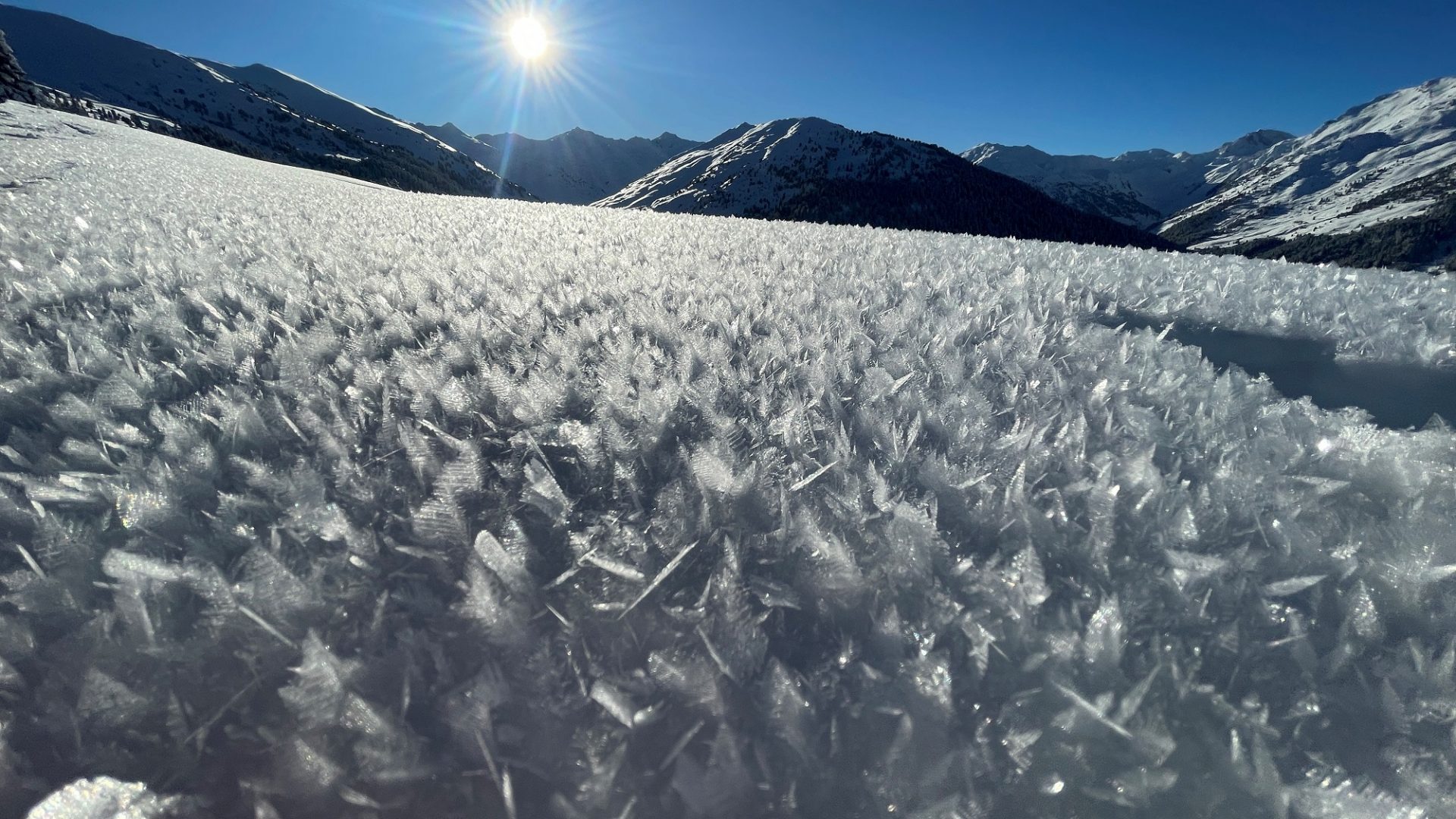 Die Zutaten für die Entstehung von Oberflächenreif: geringe Gegenstrahlung und damit eine sehr kalte Schneeoberfläche, etwas höhere Lufttemperaturen, hohe Luftfeuchtigkeit sowie windschwache Verhältnisse. Sind all diese Zutaten gegeben, so streicht die feuchte, warme Luft über die kalte Schneeoberfläche und der in ihr vorhandene Wasserdampf kristallisiert an der Schneeoberfläche und es entsteht Oberflächenreif. Hier am Gilfert (2506 m) in den östlichen Tuxer Alpen einige Tage vor dem lawinenreichen Wochenende des 13./14. Jänners. (Foto: 09.01.) © Hubert Gogl.