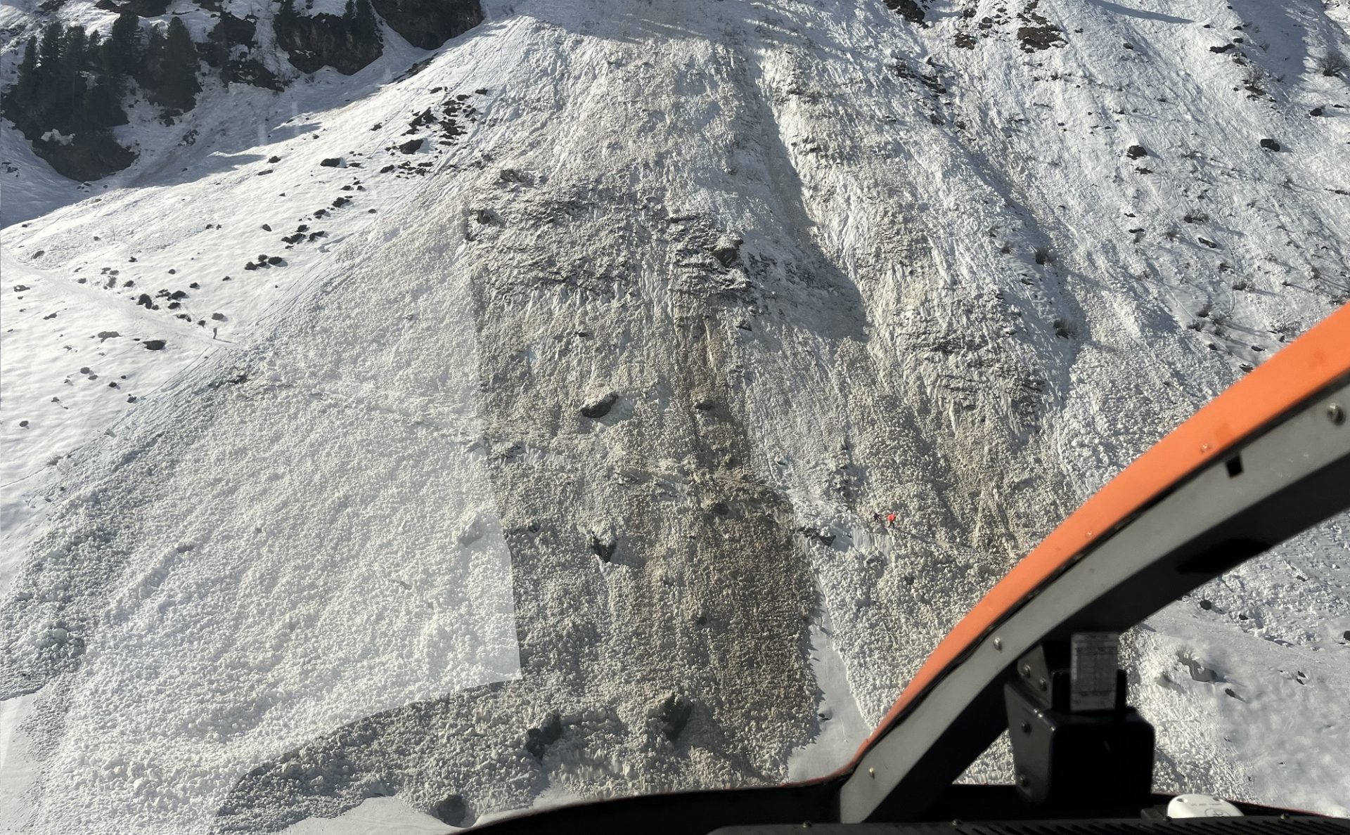 Die zwei Personen im rechten Teil der Lawinenablagerung wurden von der Gleitschneelawine erfasst, blieben jedoch unverletzt. (Foto: 18.02.2024) © Gregor Franke, Bergrettung Tirol.