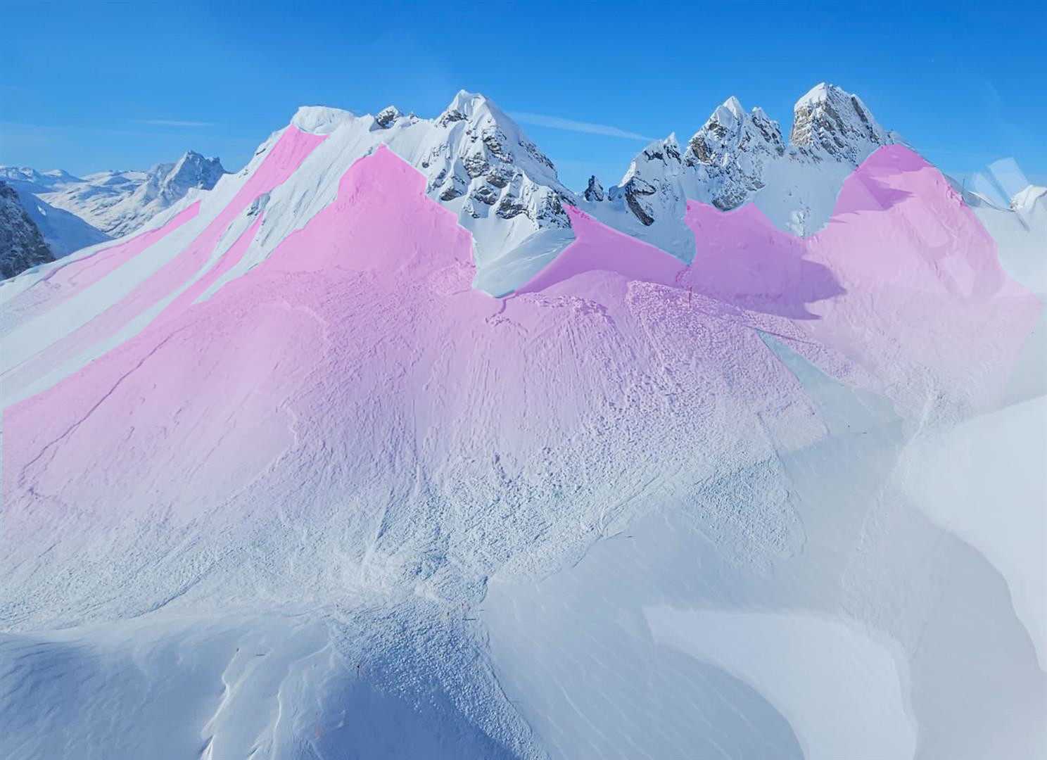 Großflächige Lawinenabgänge am Schindlergrat im Arlberggebiet. Die Auslösung erfolgte durch Sprengung, wobei Graupel als Schwachschicht im oberen Teil der Schneedecke angesprochen werden konnte. (Foto: 25.03.2024) © Simon Guem.