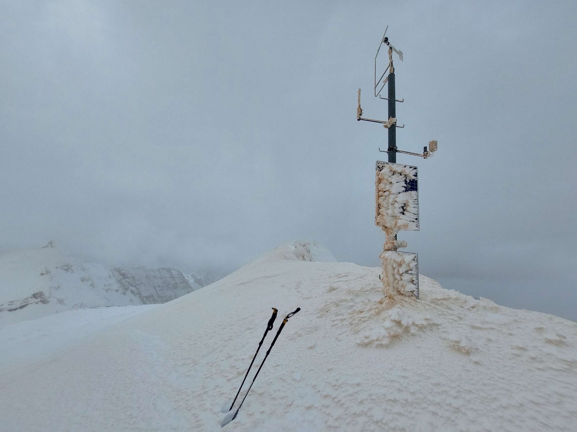 Auch Anraum ist eine Form von festem Niederschlag. An der Wetterstation am Hochgasser (Venedigergruppe) wurde neben der Feuchtigkeit aus der Luft auch der darin transportierte Saharastaub auf eindrückliche Weise abgelagert. (Foto: 30.03.2024) ©Peter Fuetsch.
