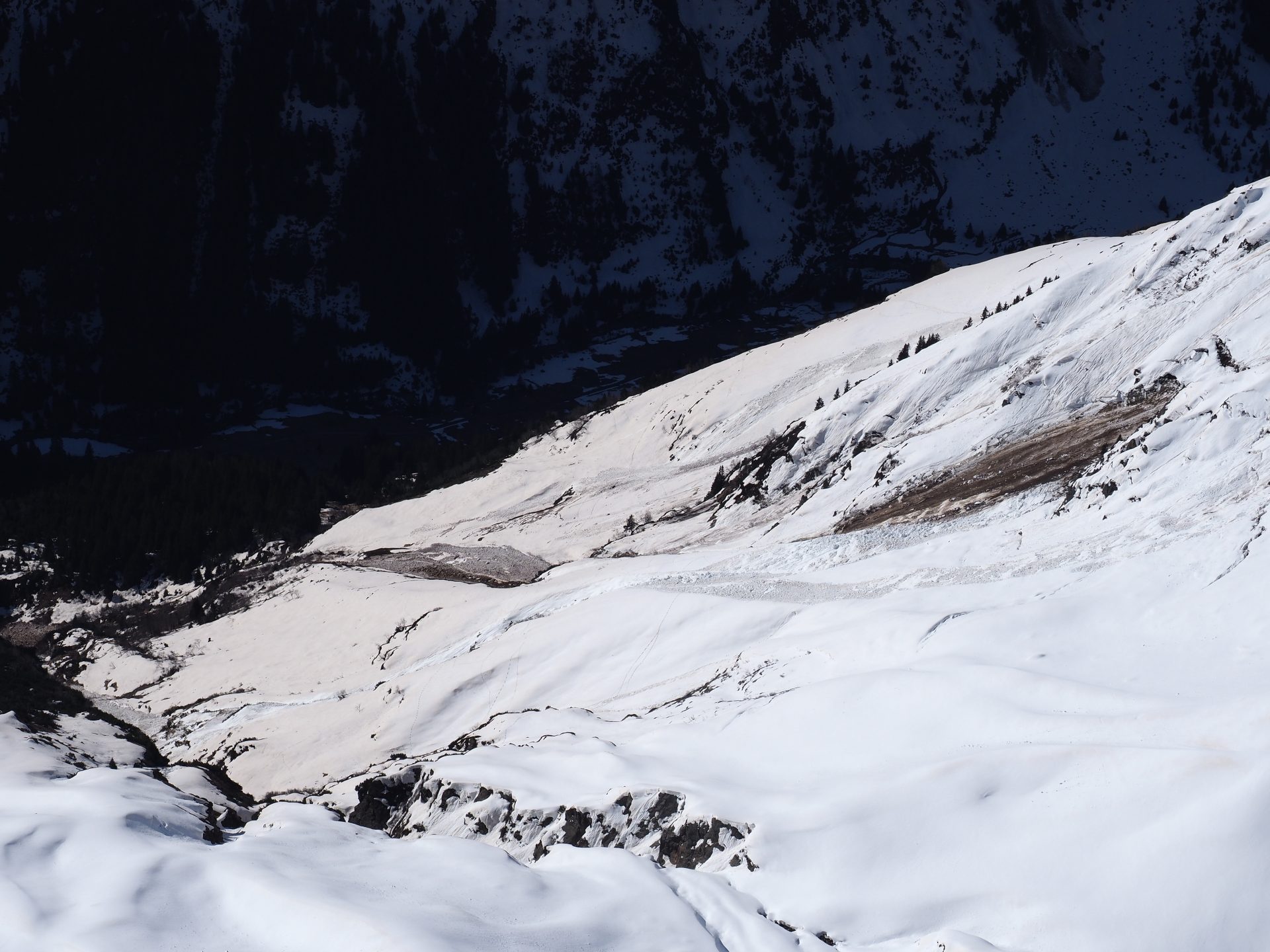 Übergang von weiß zu braun: Weiter oben überlagert Neuschnee den Saharastaub noch, während dieser in tieferen Lagen schon wieder ausgeapert wurde. (Foto: 06.04.2024) © LWD Tirol.