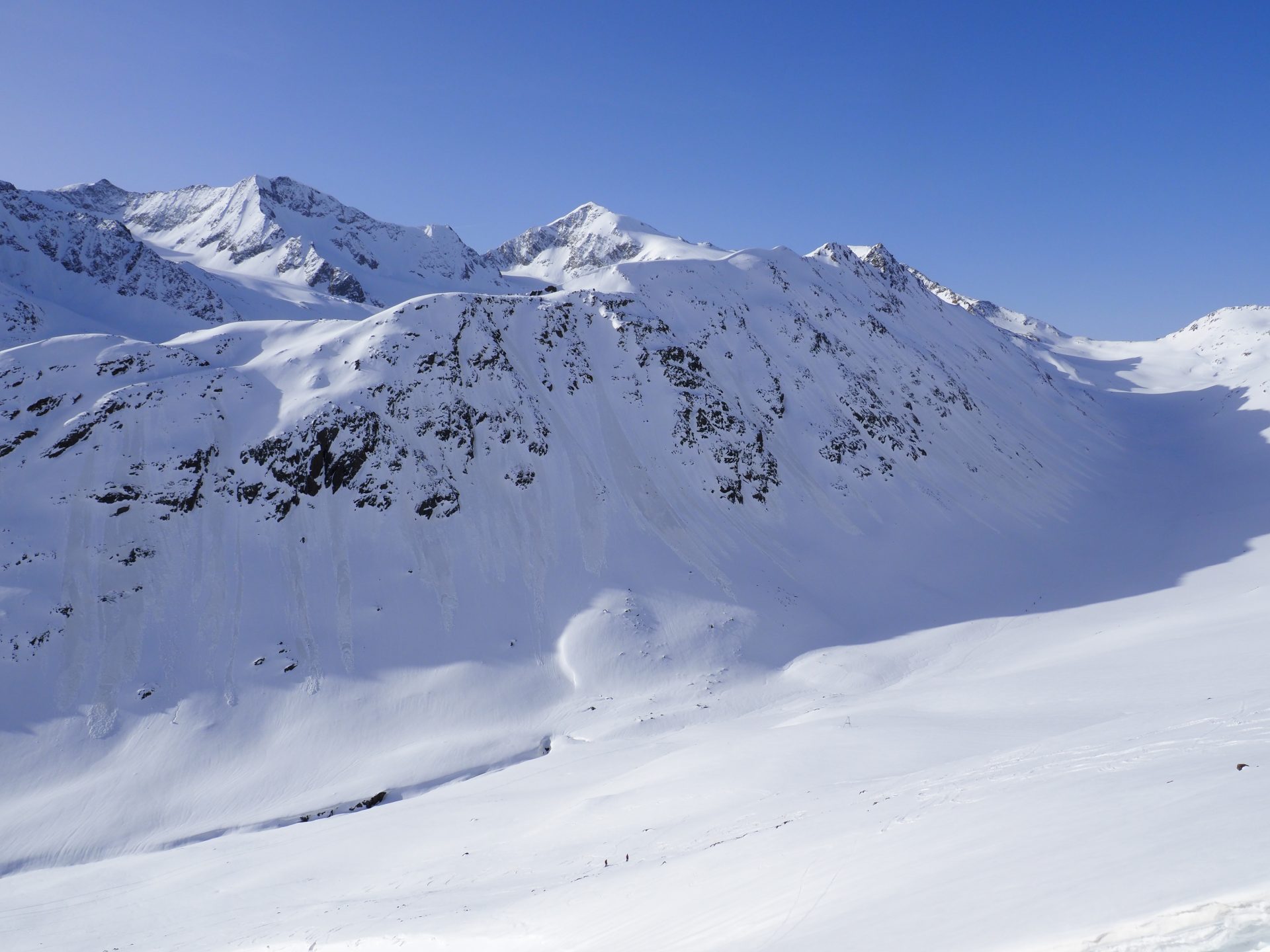 Lockerschneelawinen bringen den darunterliegenden Saharastaub zum Vorschein. (Foto: 12.04.2024) © LWD Tirol.