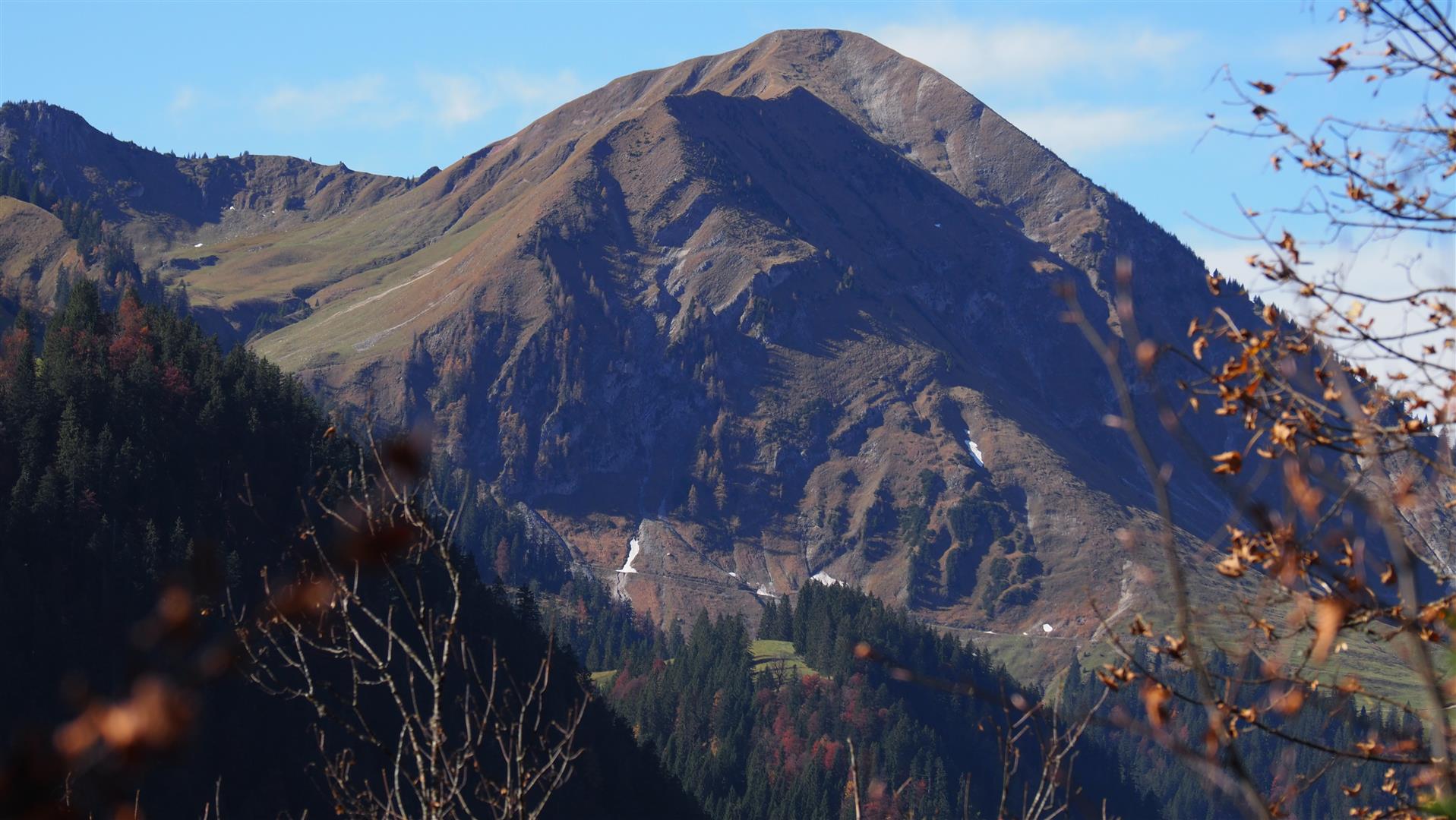 Der Schnee von Mitte September ist bis in hohe Lagen wieder abgeschmolzen. Restschnee nur in Form von Lawinenablagerungen von Mitte September. Karwendel. (© LWD Tirol, 17.10.2024)
