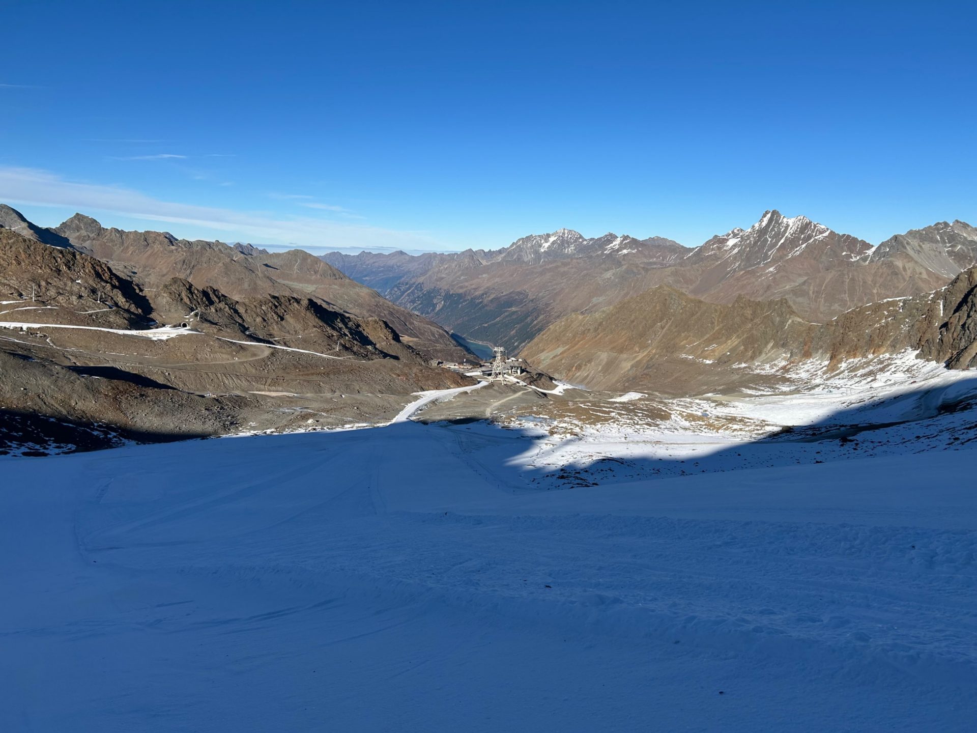 Blick vom Kaunertaler Gletscher Richtung Norden. Restschnee vom September und Oktober nur noch in großer Höhe. (© Martin Santeler, 11.11.2024)