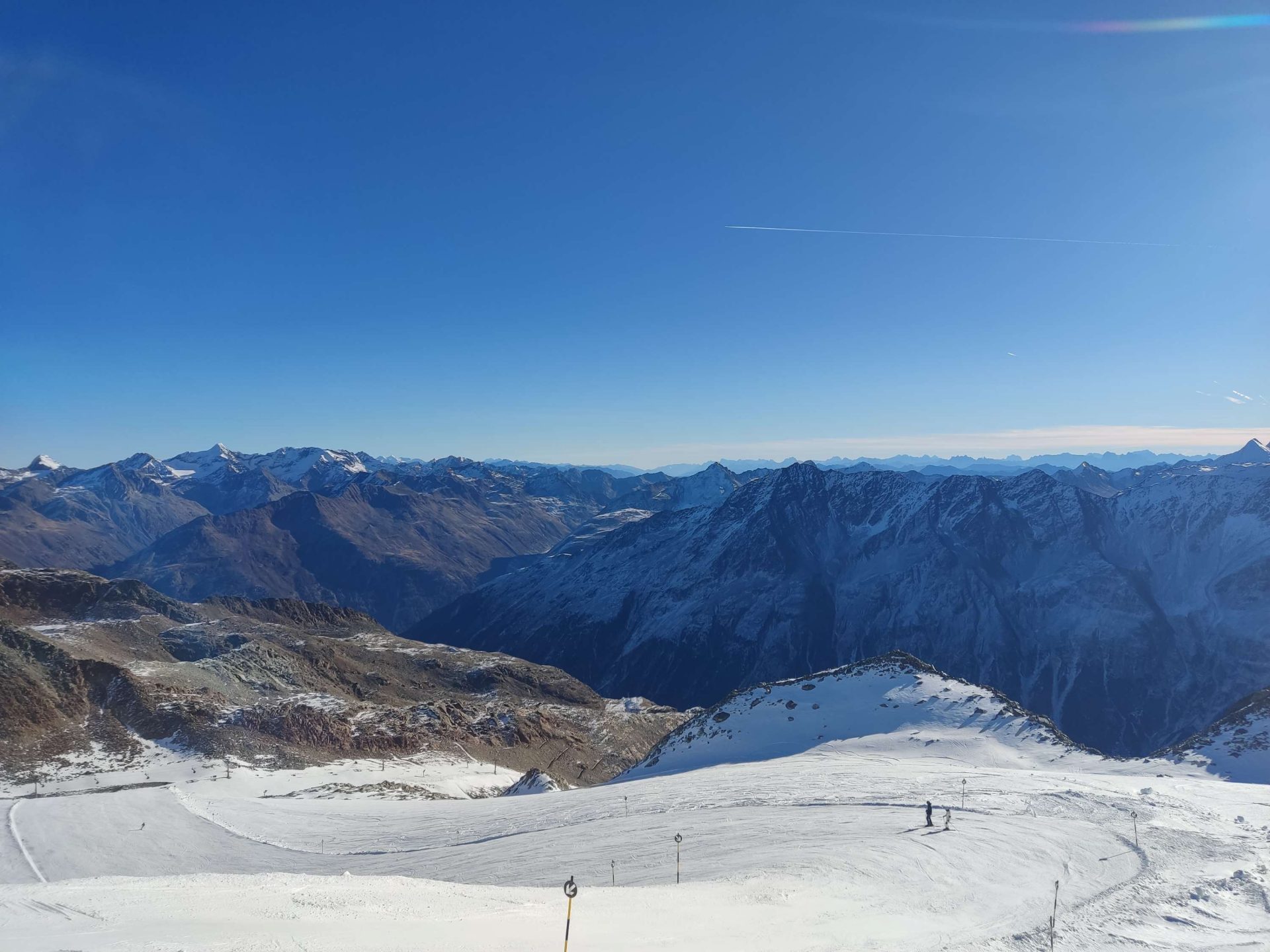 Erst die Schneefälle von Mitte November zuckerten die Berge wieder an. Blick vom Tiefenbachferner Richtung Nordosten. (© Barbara Fink, 16.11.2024)