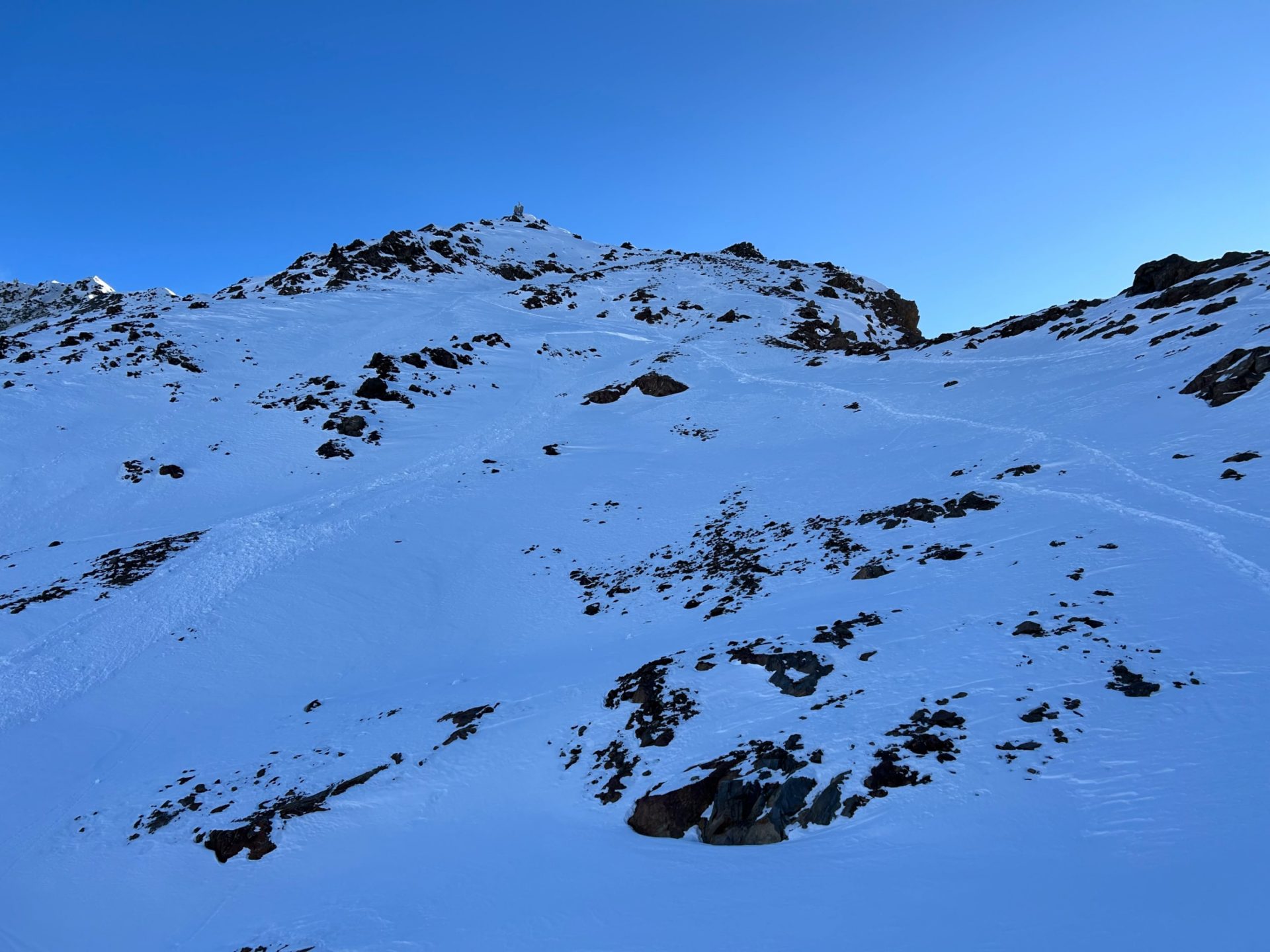 Kleines, spontanes Schneebrett am Kaunertaler Gletscher in der Glockturmgruppe (© Martin Santeler, 17.11.2024)