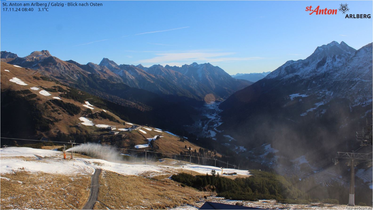 Beschneiung am Arlberg vor den letzten Schneefällen. Inzwischen ist es hier vergleichsweise am winterlichsten (© fotowebcam.eu, 17.11.2024)