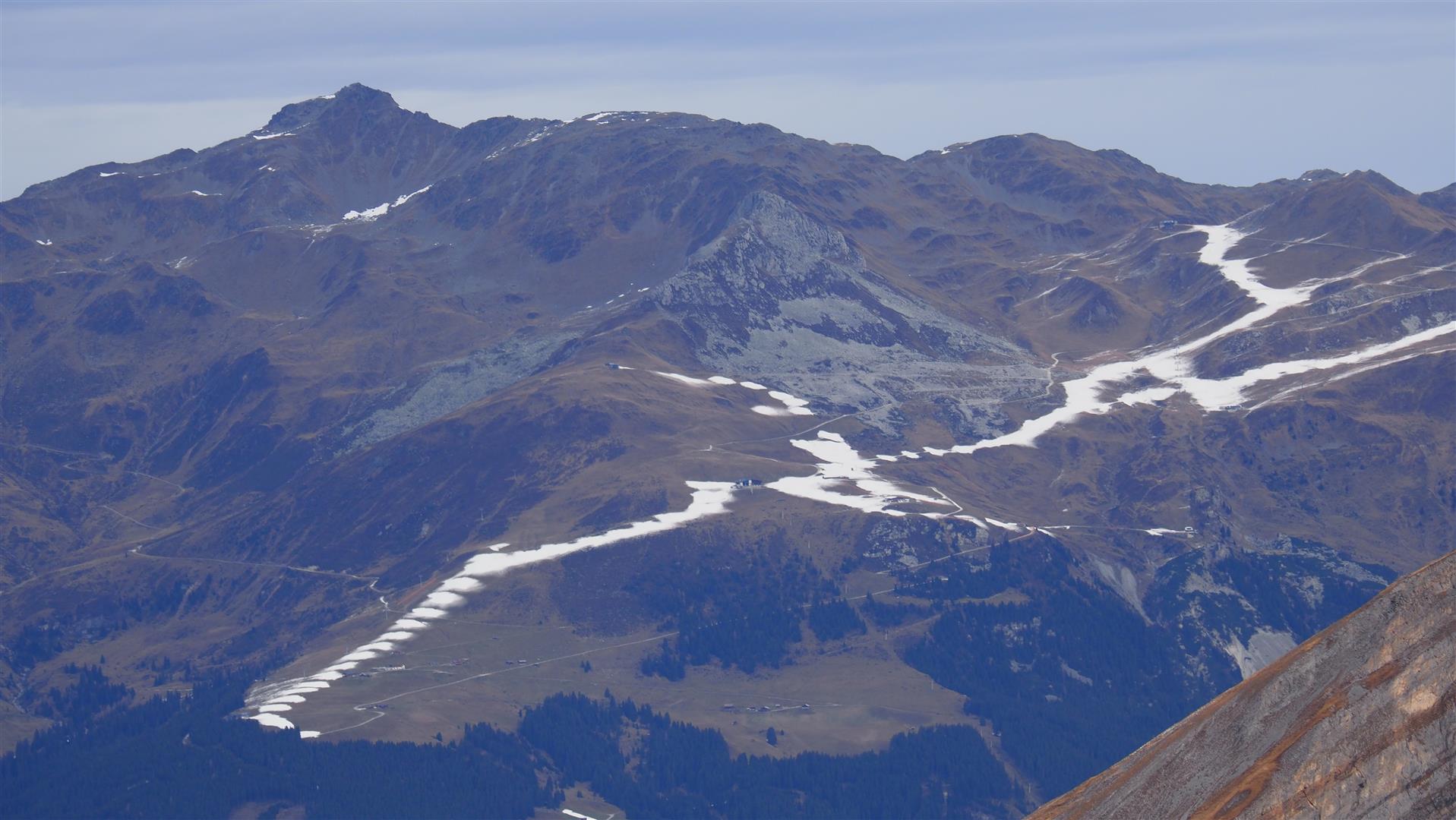 Bis kürzlich prägten Kunstschneebänder das Landschaftsbild in Skigebieten. Blick vom Hintertuxer Gletscher in Richtung Nordosten. (© LWD TIrol, 19.11.2024)