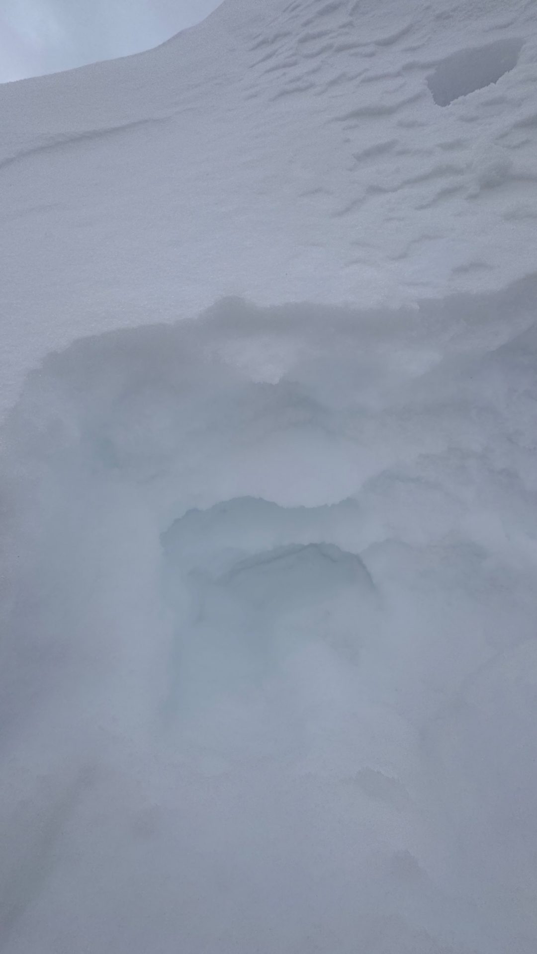 "Krustensandwich" am Schaufelferner in den Zentralen Stubaier Alpen auf 3300m in der NW-Flanke. Frische Triebschneepakete können hier länger problematisch bleiben. (© Günter Chwojan, 19.11.2024)