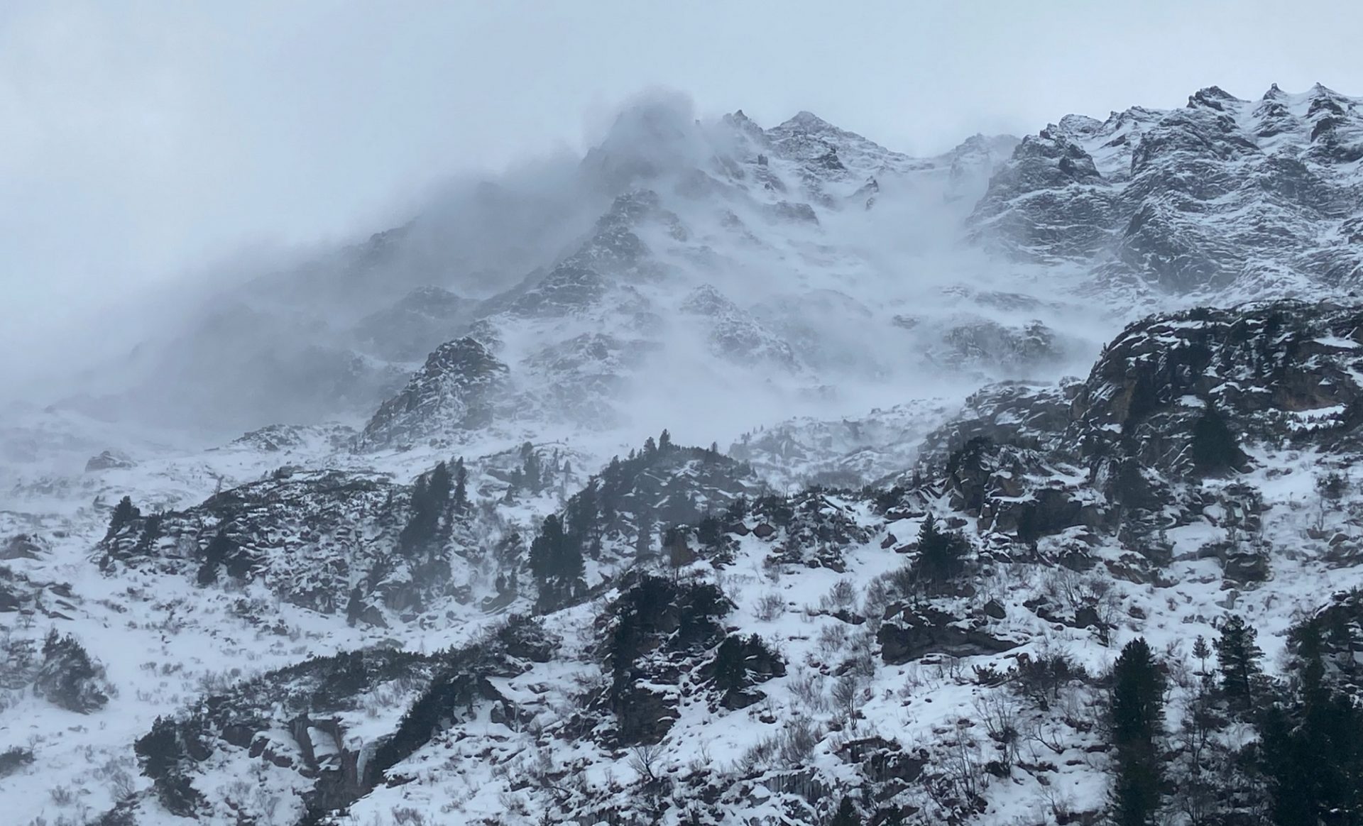 Schneeverfrachtung mit starkem Südwind am Felbertauern (07.12.2024, ©Stephan Aberger).